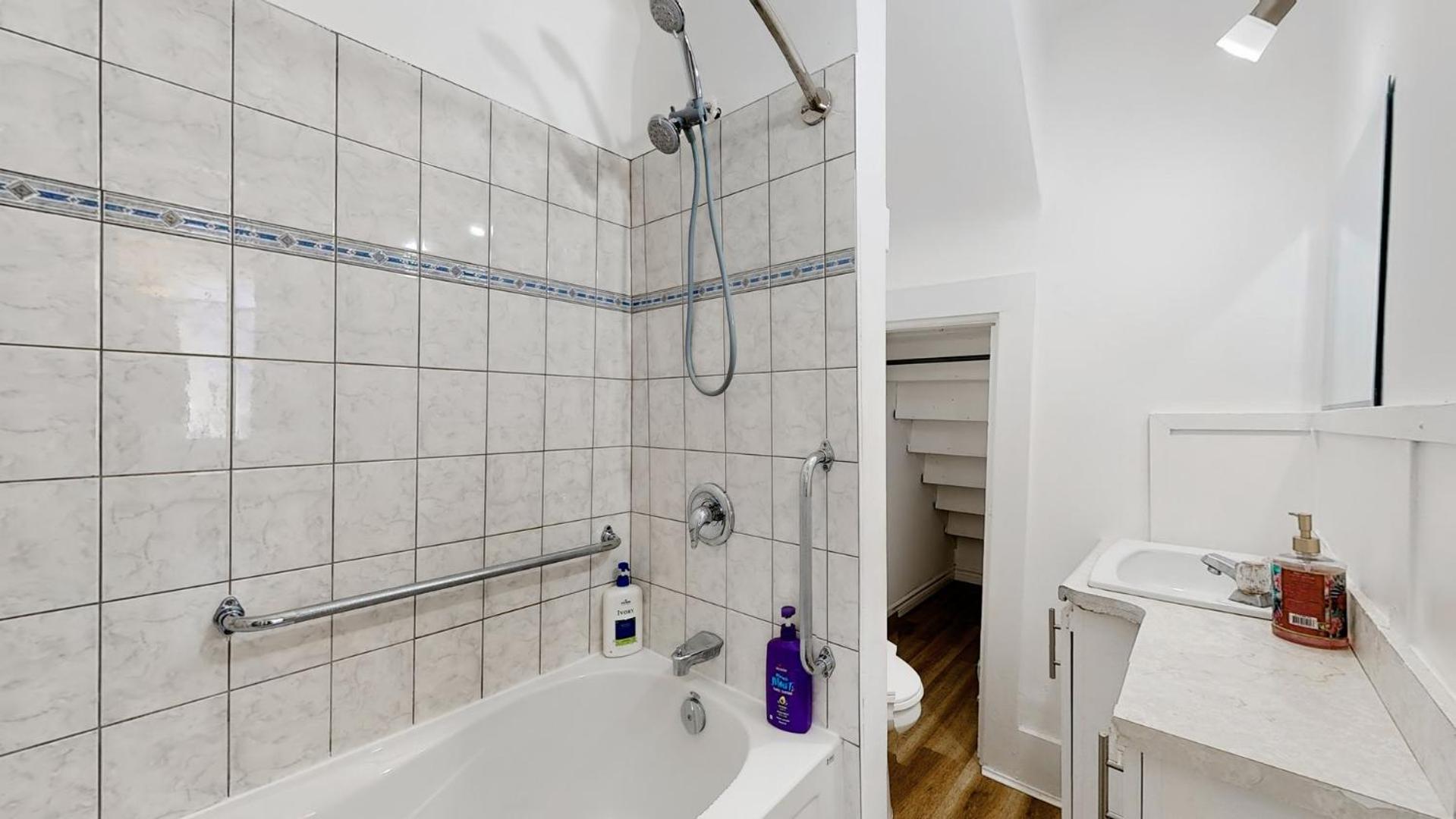 Peterborough Vacations - Cozy 2BR House Near Centre with BBQ, Backyard, and Netflix - Property Image 5