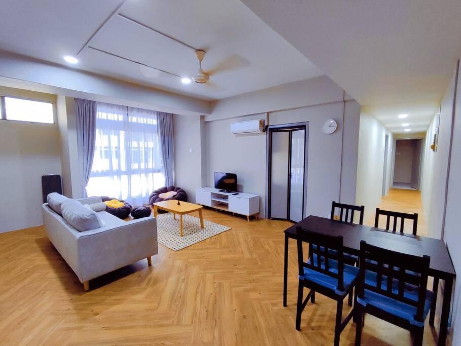 New Family Suite 2bdrms 8pax by AJ Home