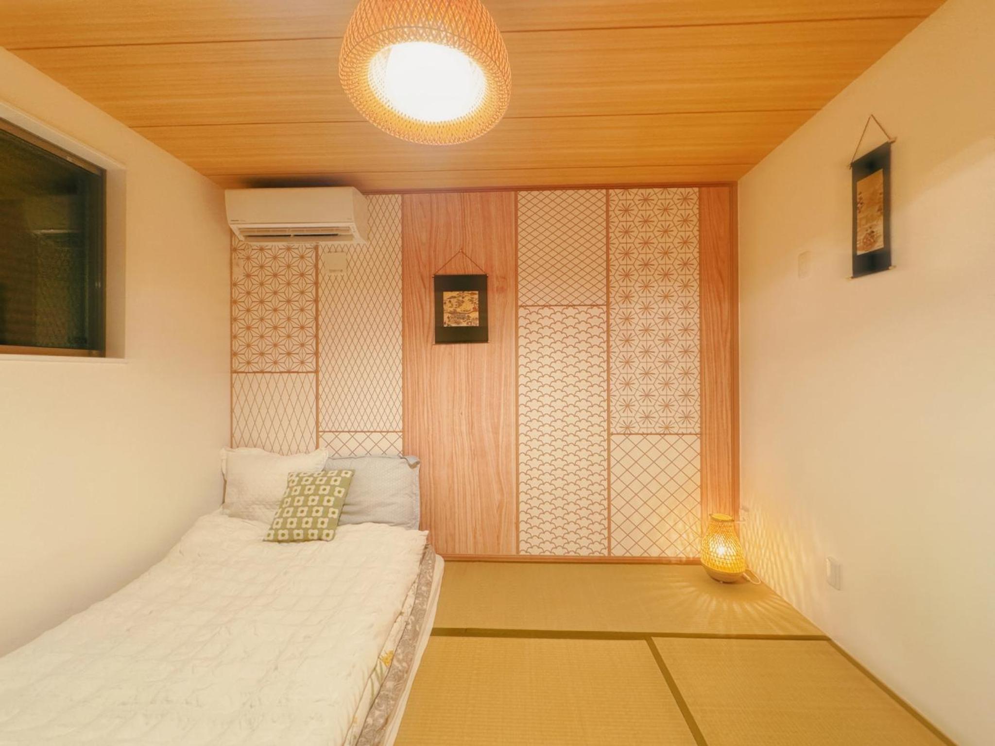 Spirited Away Entire House for 10 &Near Public Transport 5 min Walk&Direct to Osaka Castle Shinsaibashi Umeda &Free Parking &Near Shopping Street