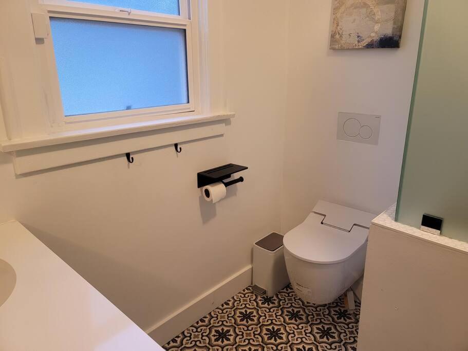 UpdatedVintage Bayside Bungalow