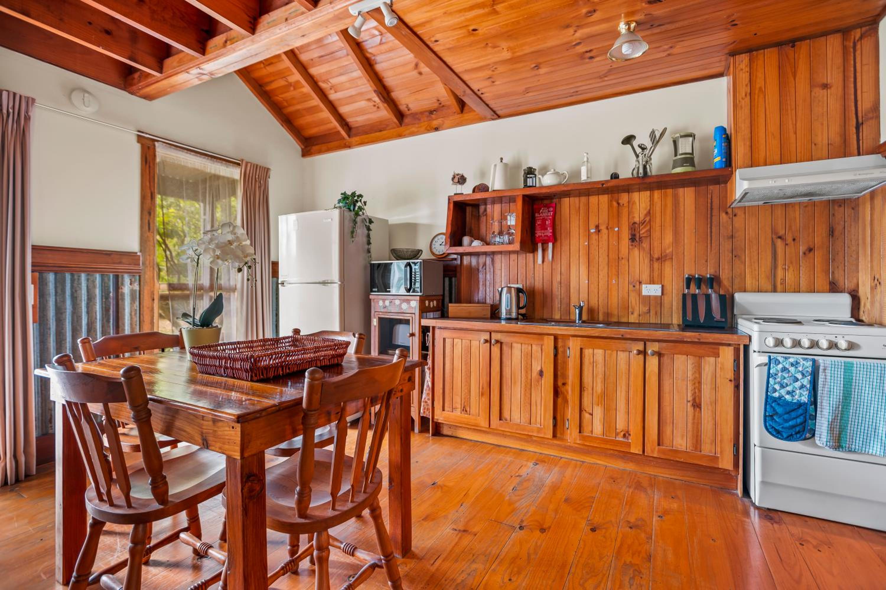 StayAU The Loft 1BR Rustic Picturesque Cottage