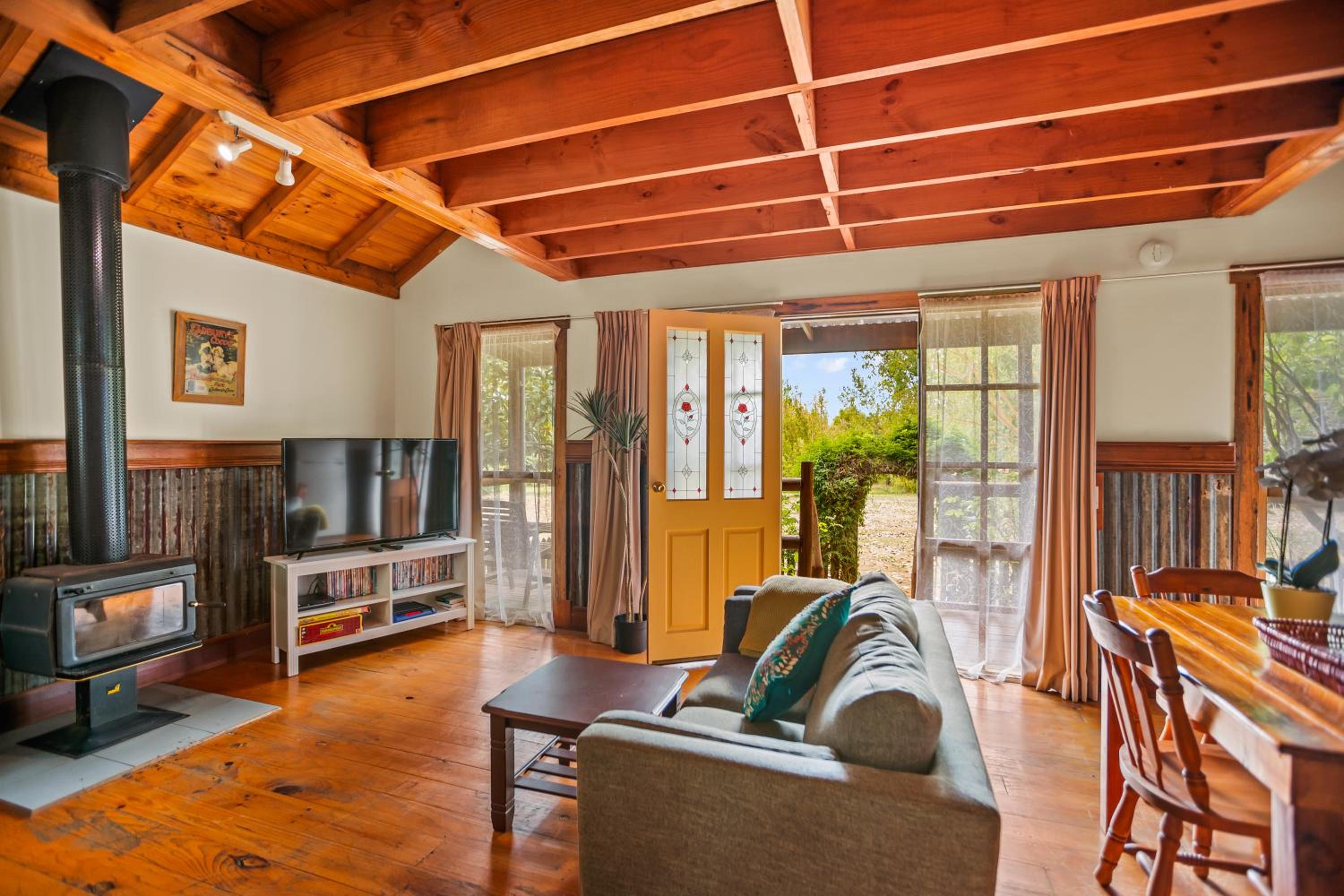 StayAU The Loft 1BR Rustic Picturesque Cottage
