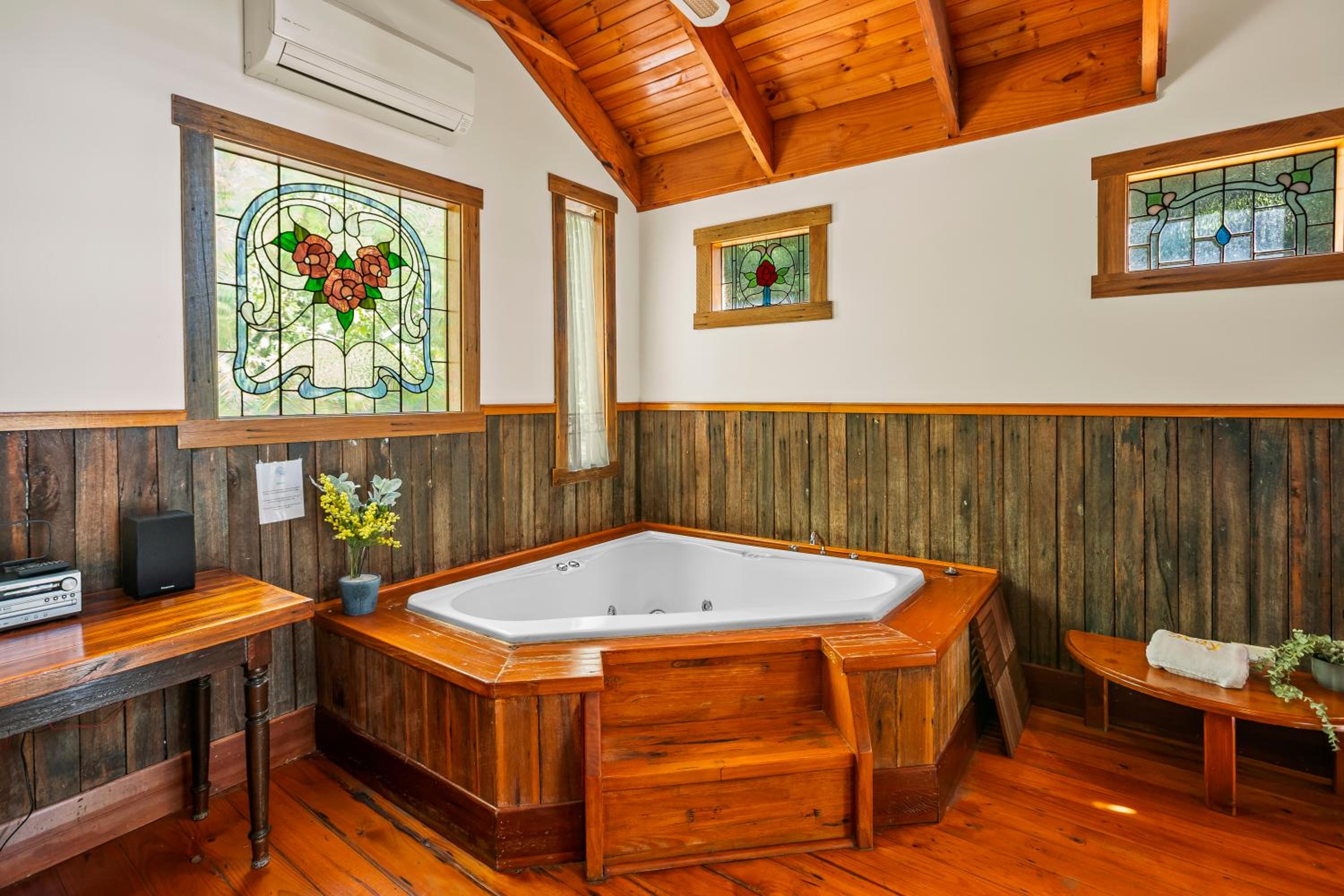 StayAU The Loft 1BR Rustic Picturesque Cottage