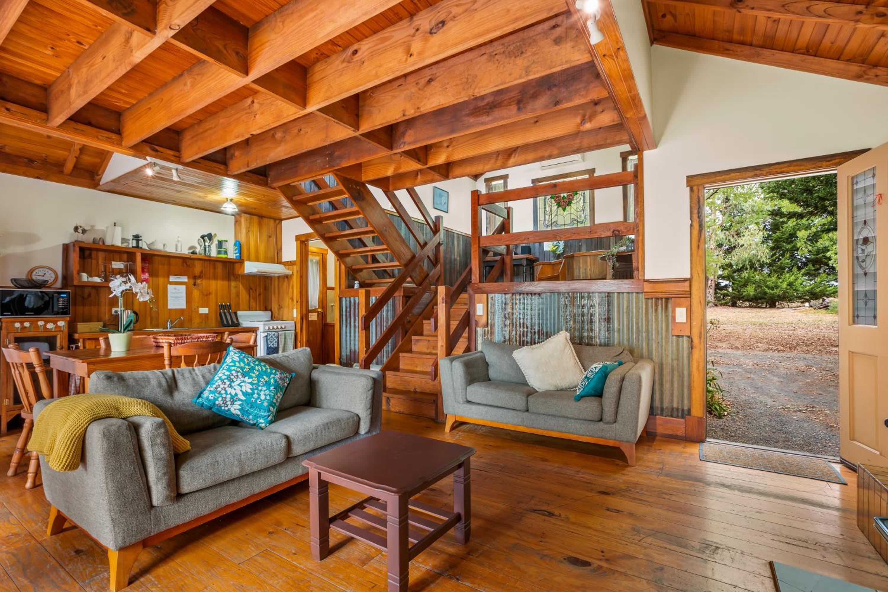 StayAU The Loft 1BR Rustic Picturesque Cottage
