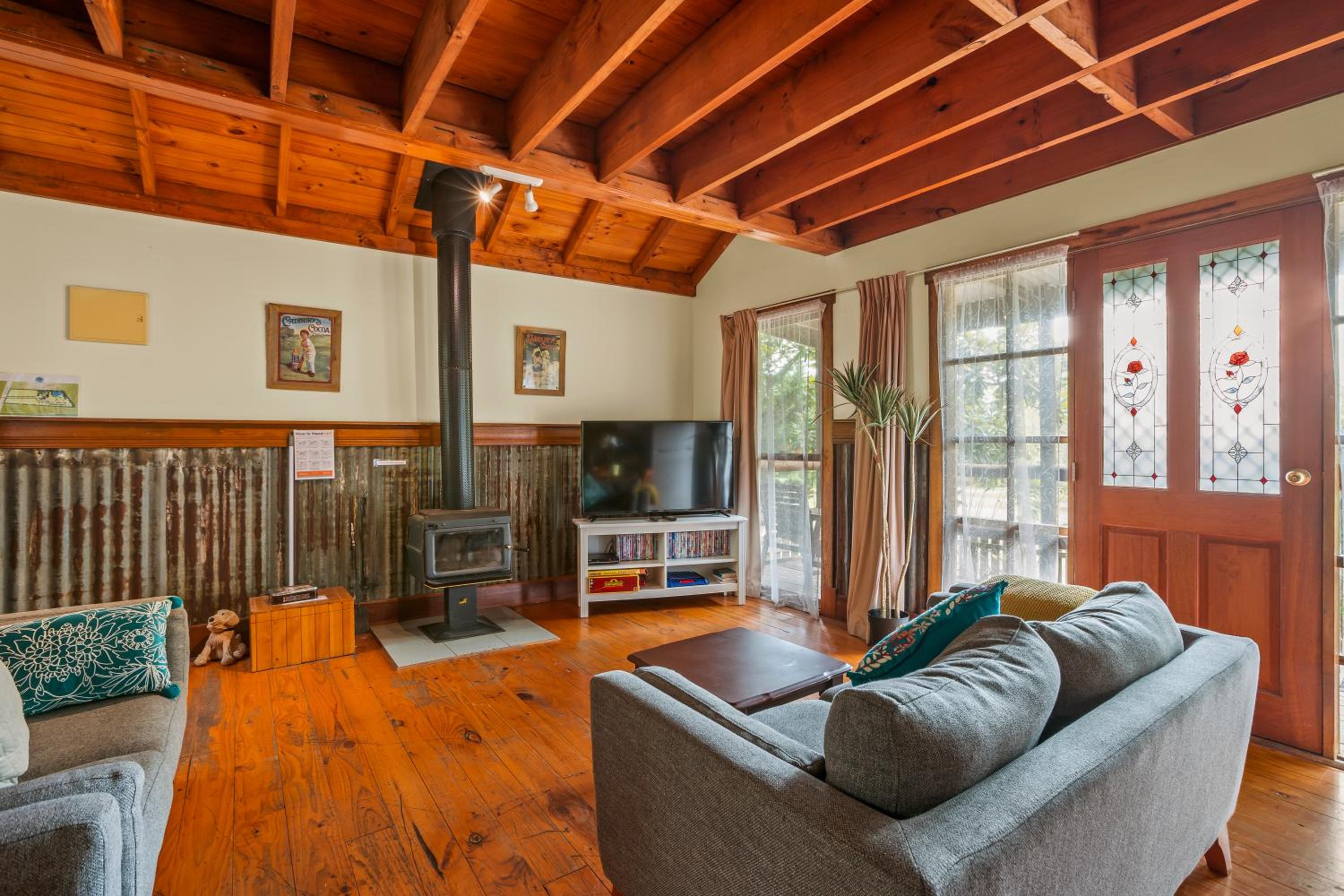StayAU The Loft 1BR Rustic Picturesque Cottage