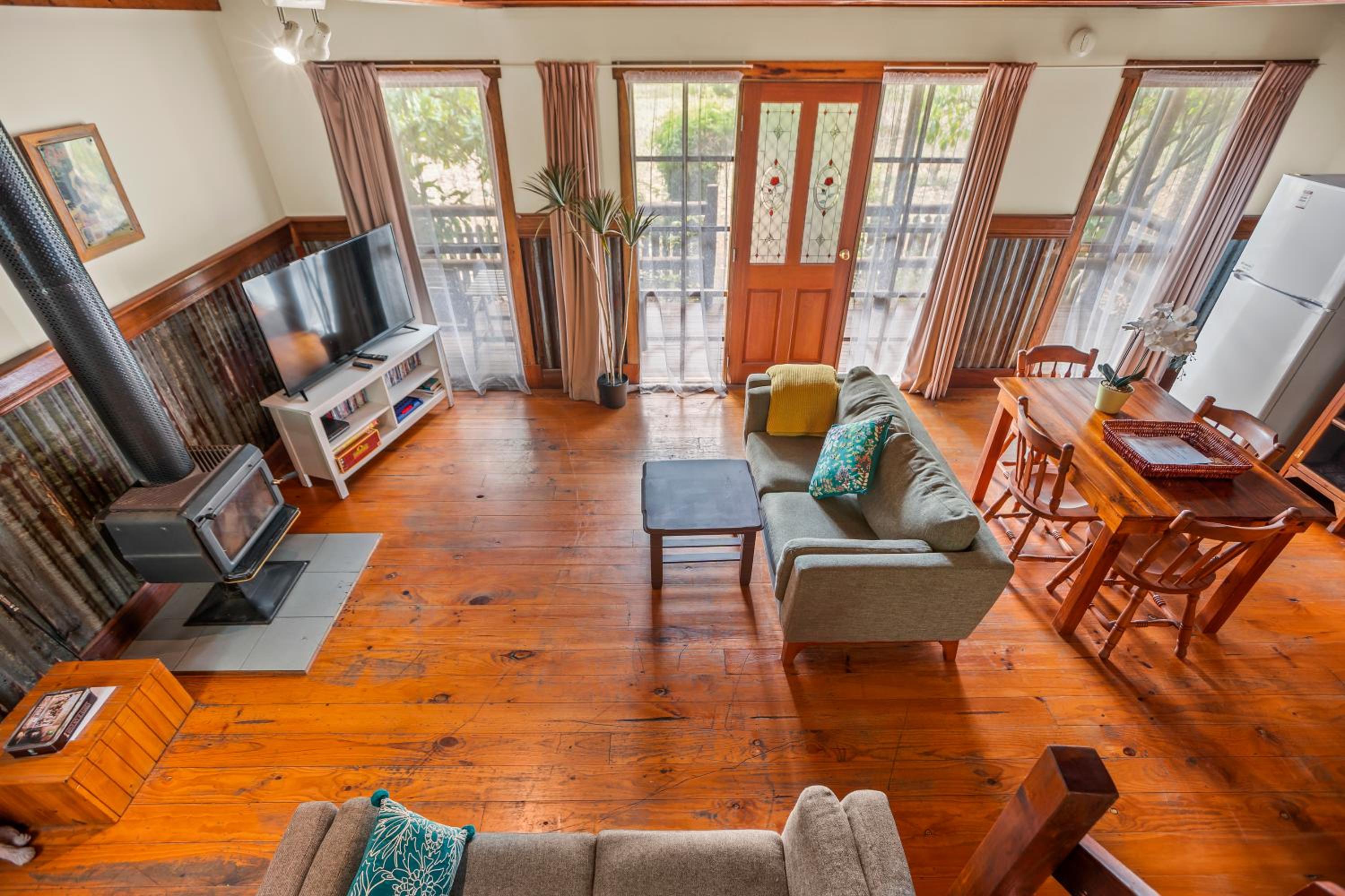 StayAU The Loft 1BR Rustic Picturesque Cottage