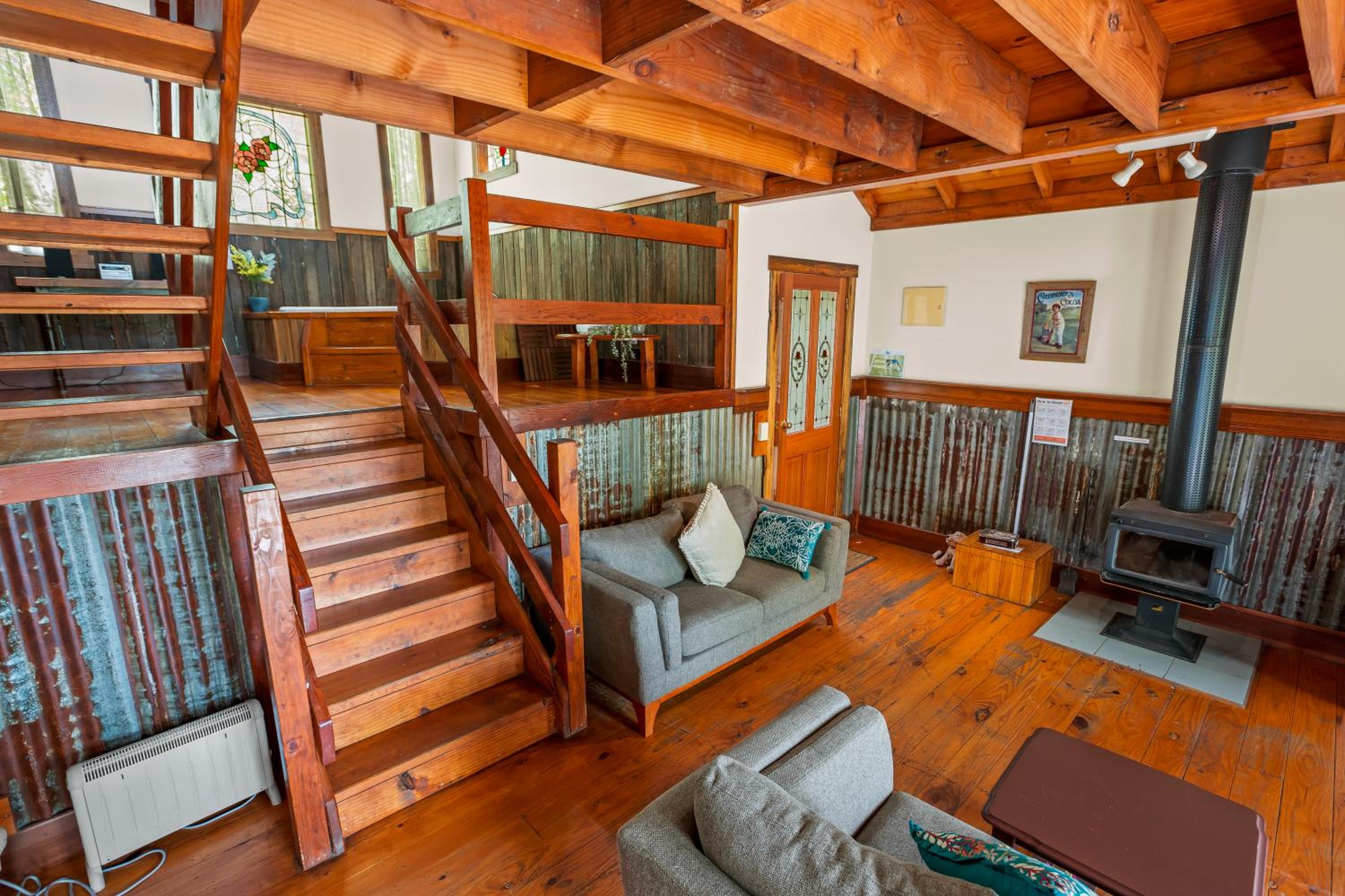 StayAU The Loft 1BR Rustic Picturesque Cottage
