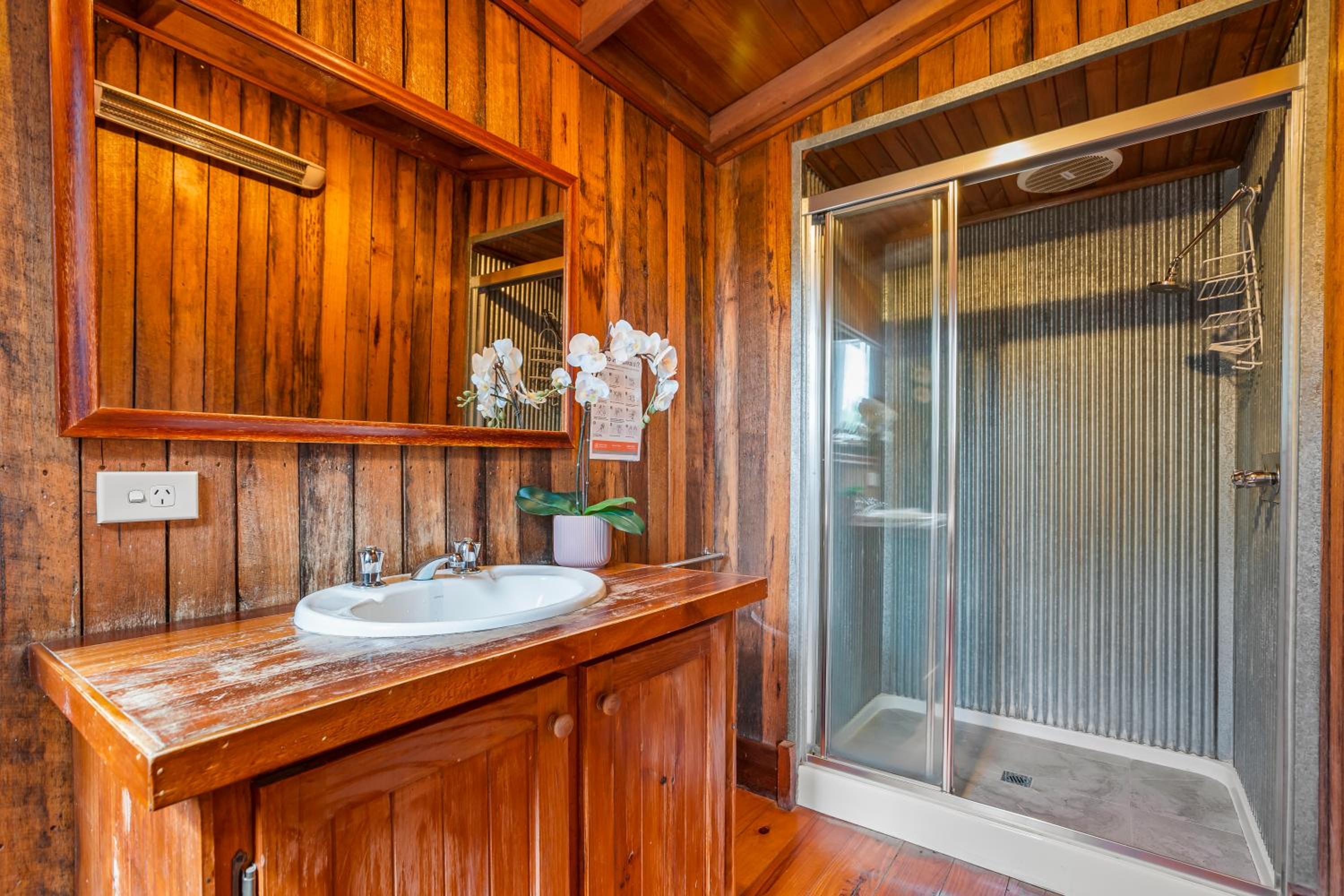 StayAU The Loft 1BR Rustic Picturesque Cottage