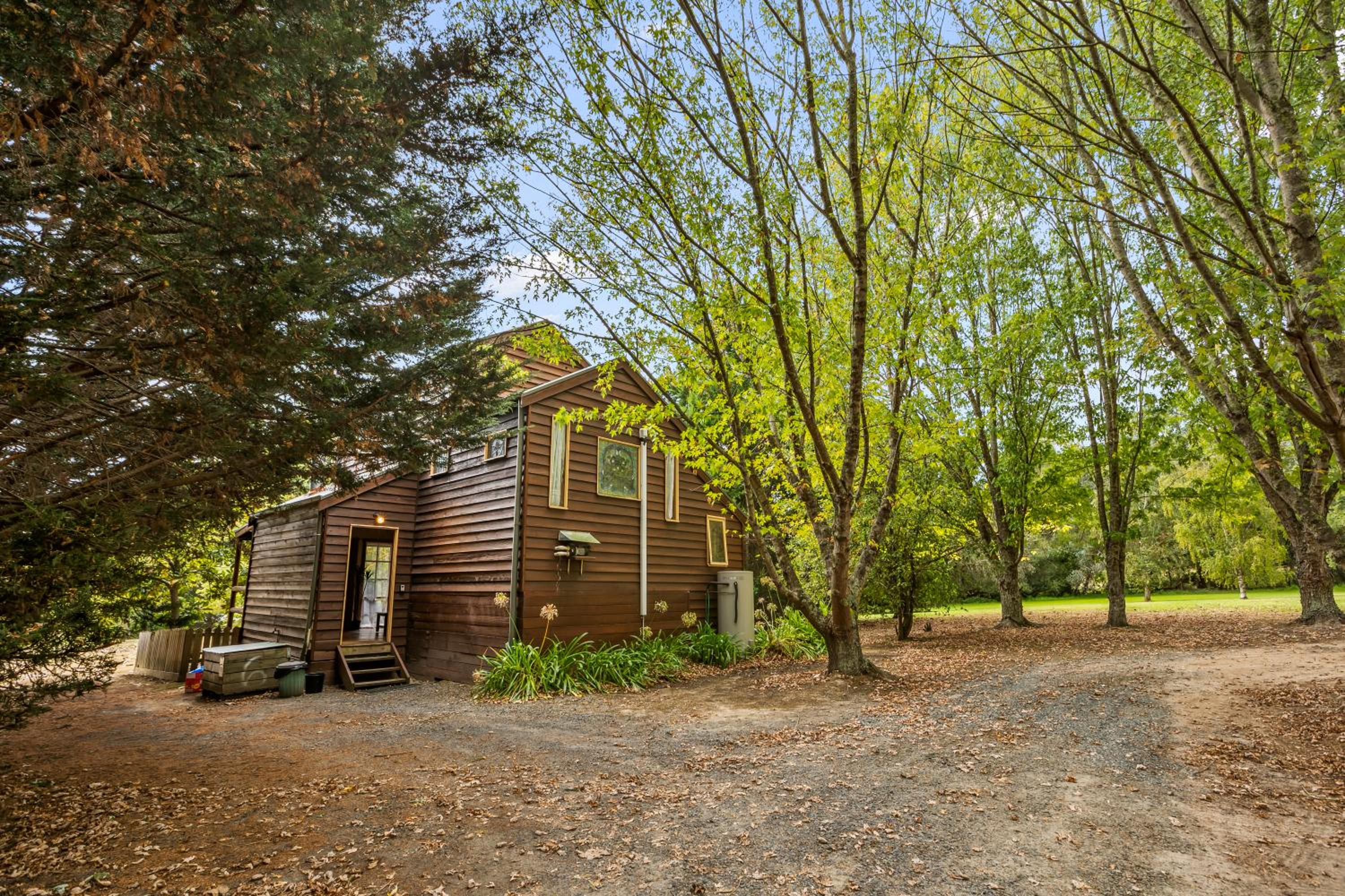 StayAU The Loft 1BR Rustic Picturesque Cottage