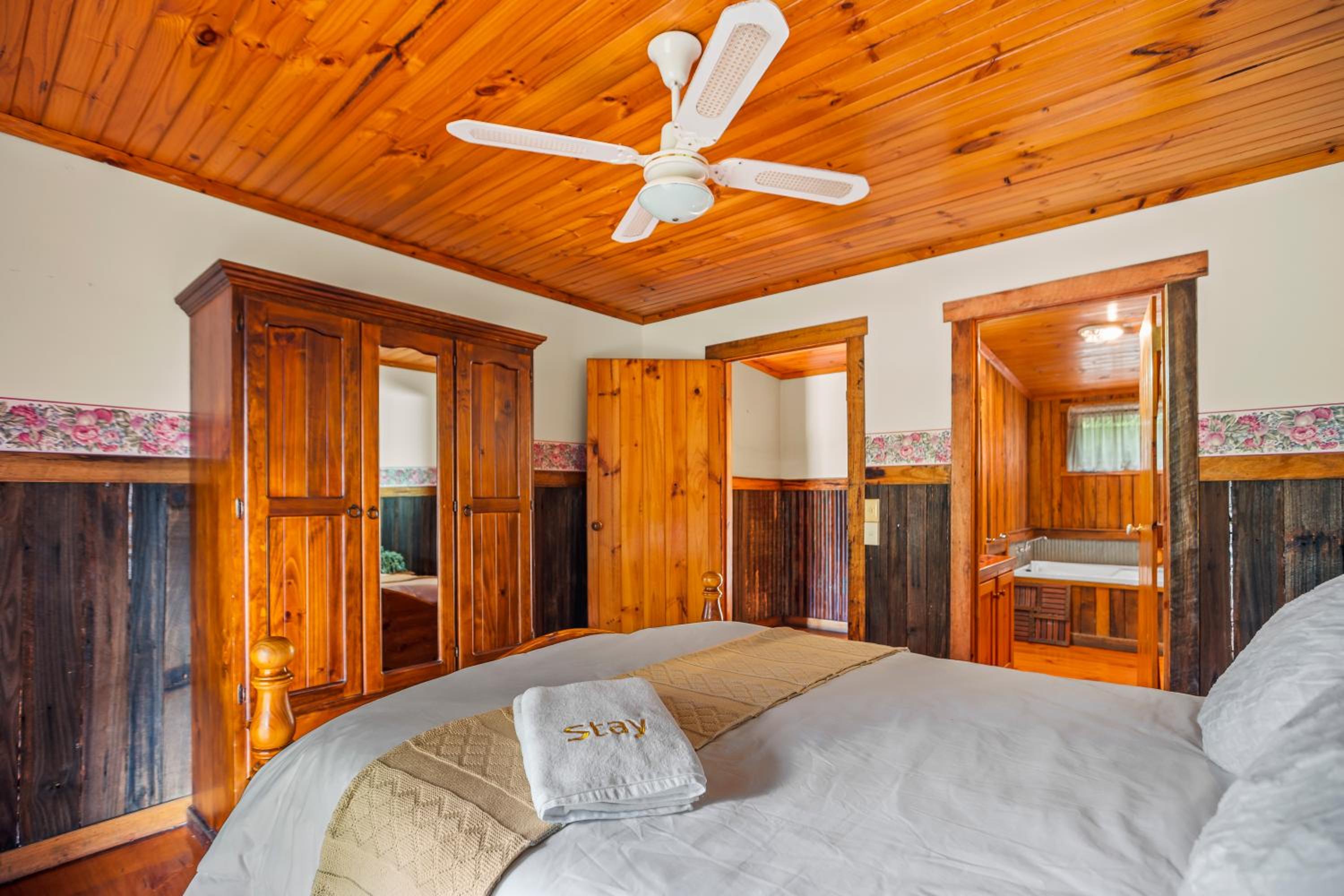 StayAU Cedar Lodge 3BR Quaint Countryside Cottage