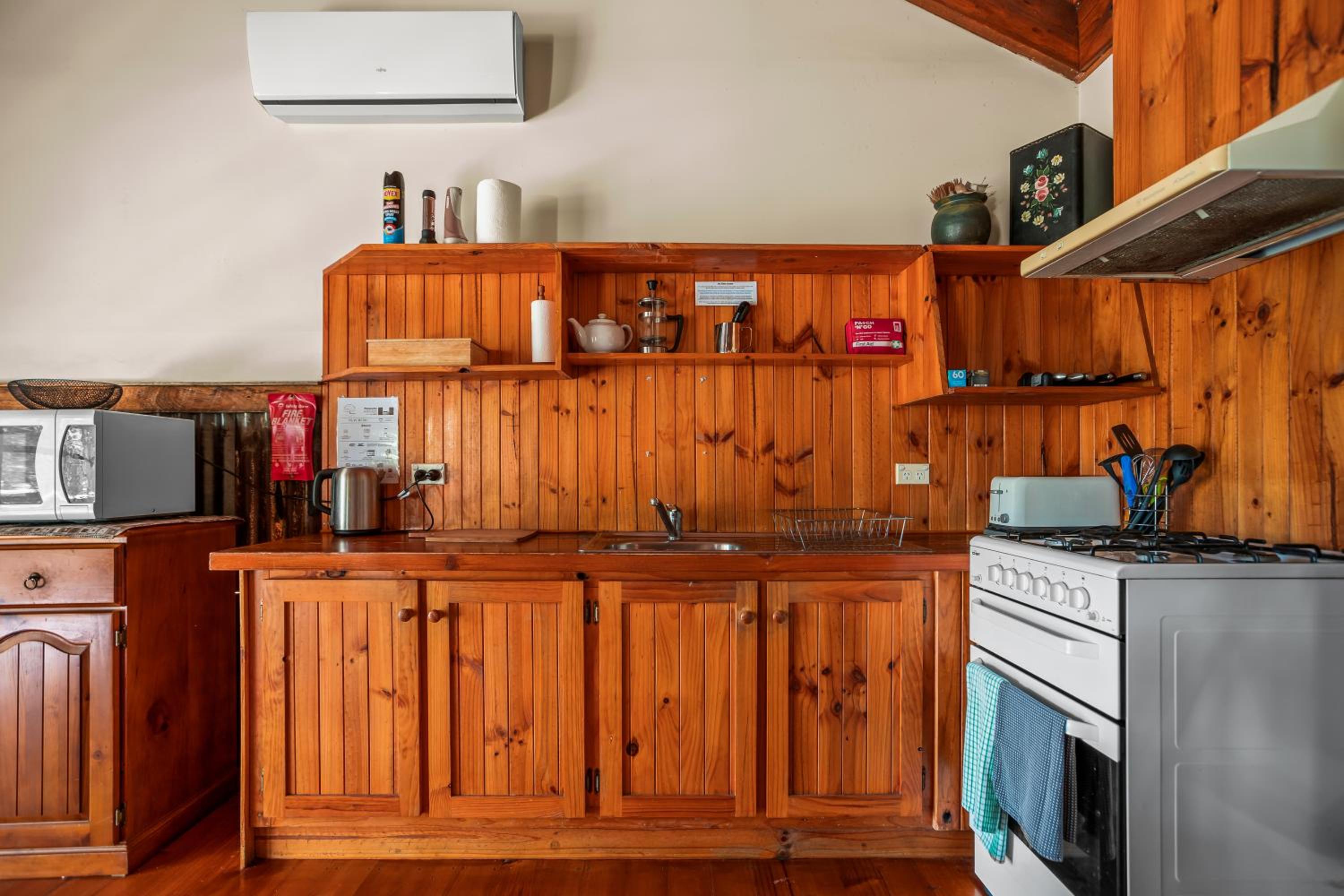 StayAU Cedar Lodge 3BR Quaint Countryside Cottage