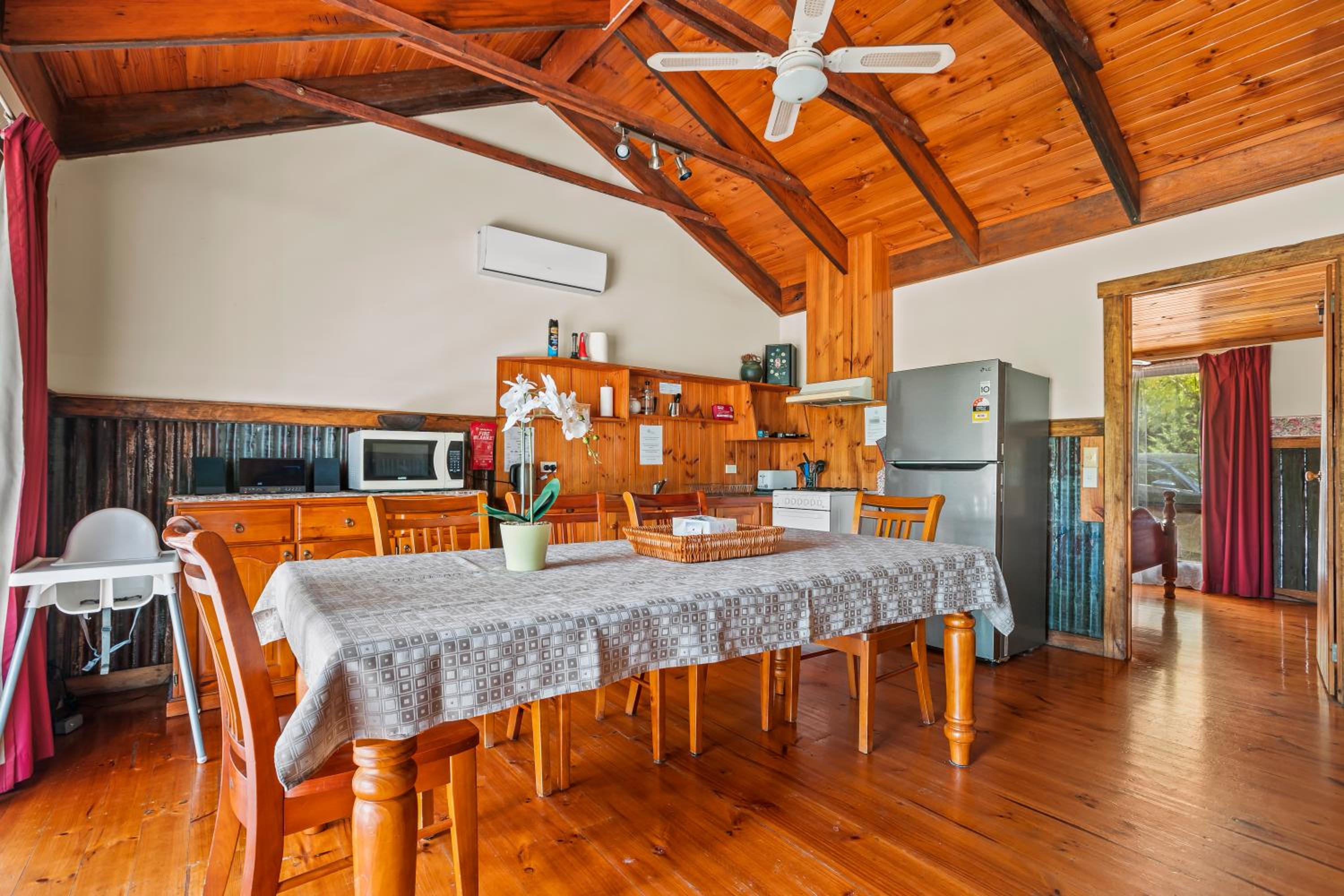 StayAU Cedar Lodge 3BR Quaint Countryside Cottage