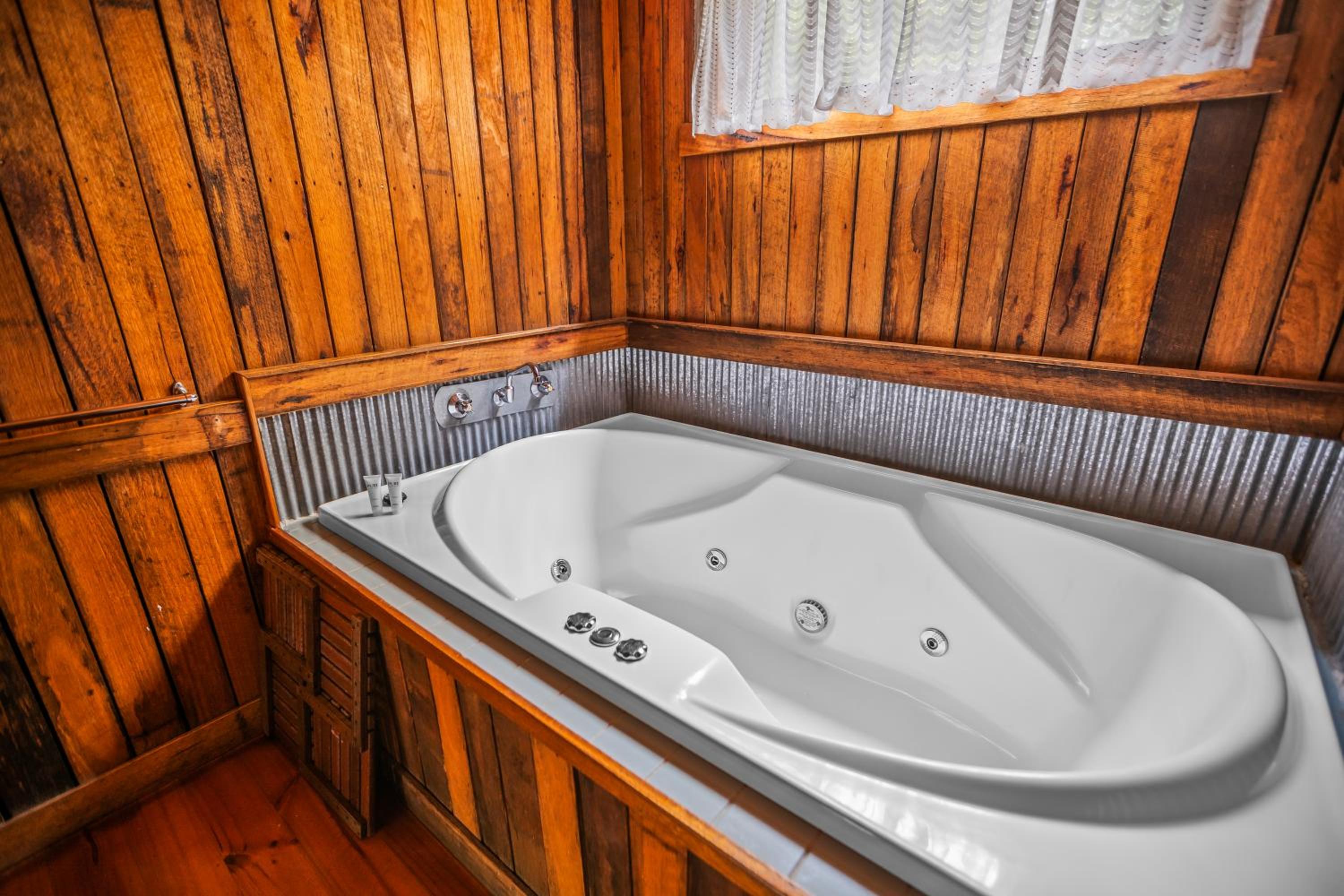 StayAU Cedar Lodge 3BR Quaint Countryside Cottage