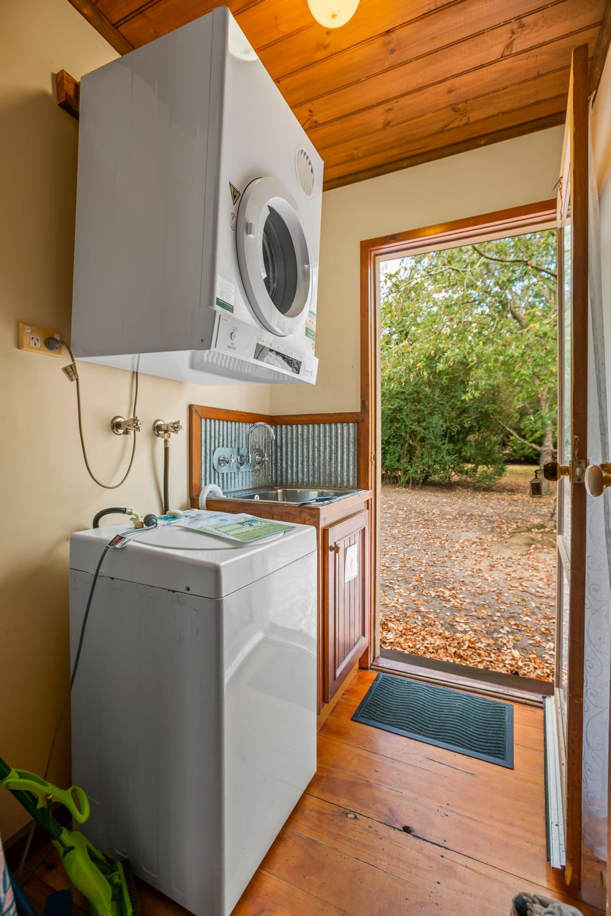 StayAU Lakeview Cottage 2BR Cozy Nature Getaway