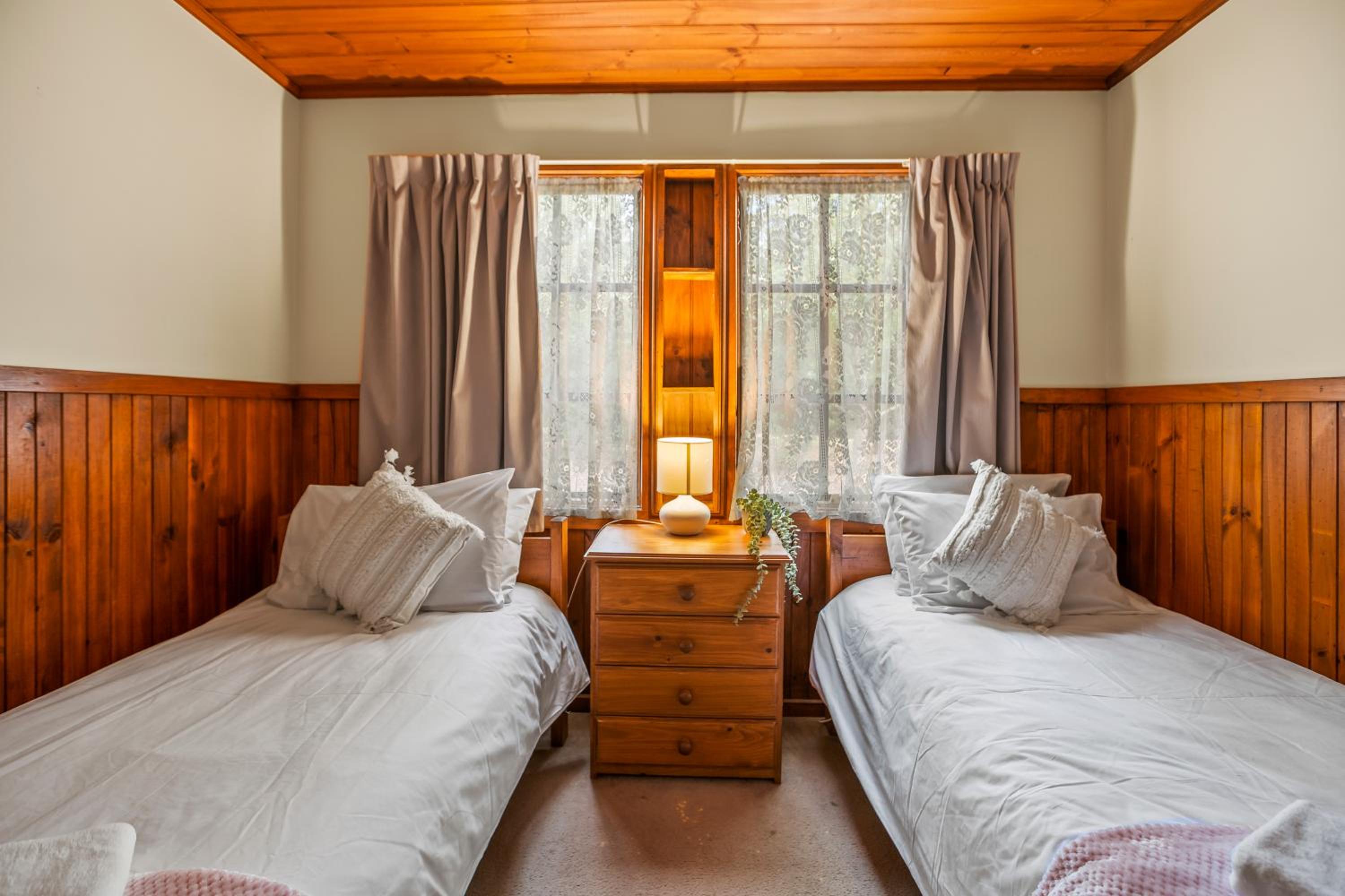 StayAU Lakeview Cottage 2BR Cozy Nature Getaway
