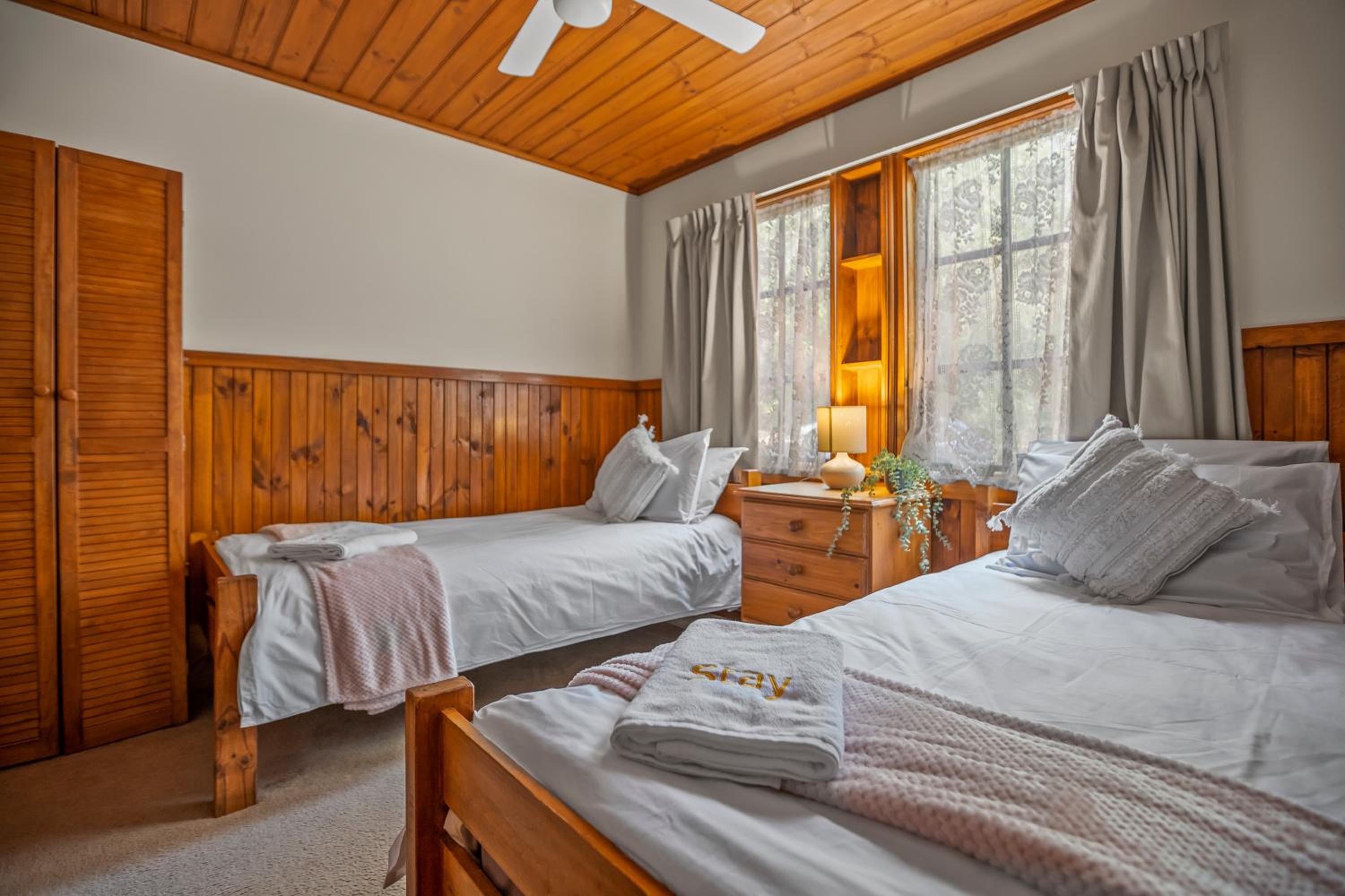 StayAU Lakeview Cottage 2BR Cozy Nature Getaway