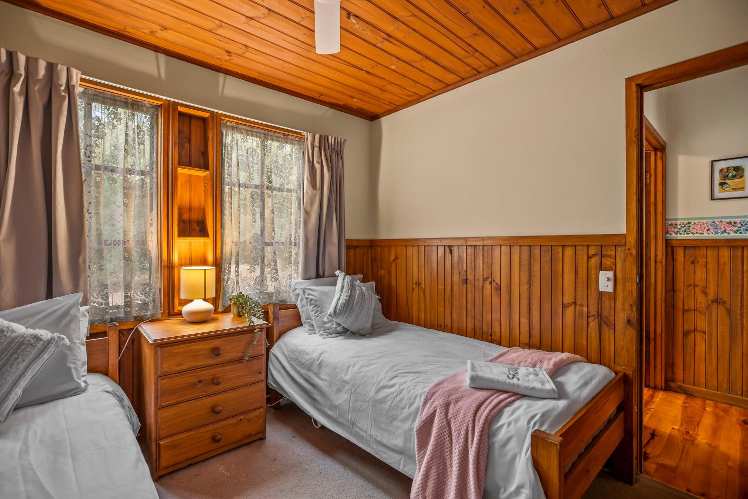 StayAU Lakeview Cottage 2BR Cozy Nature Getaway