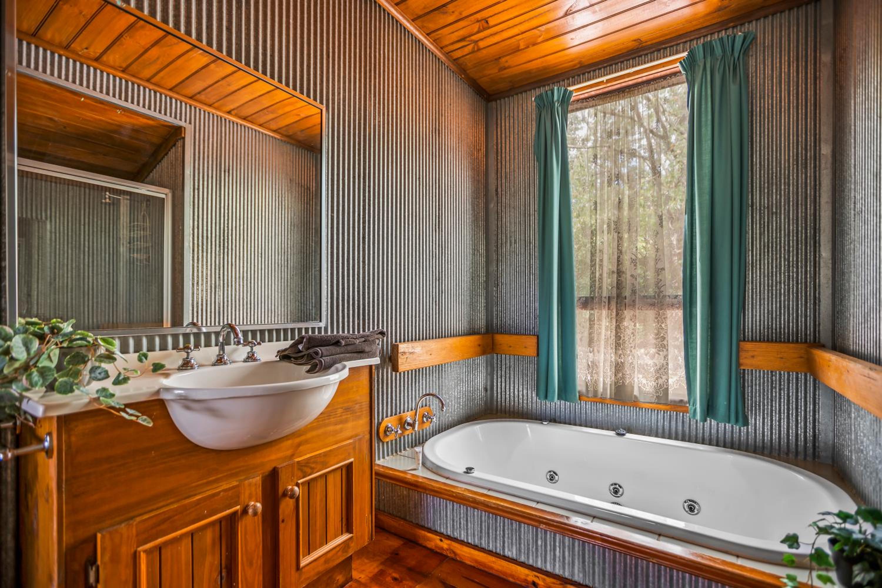 StayAU Lakeview Cottage 2BR Cozy Nature Getaway