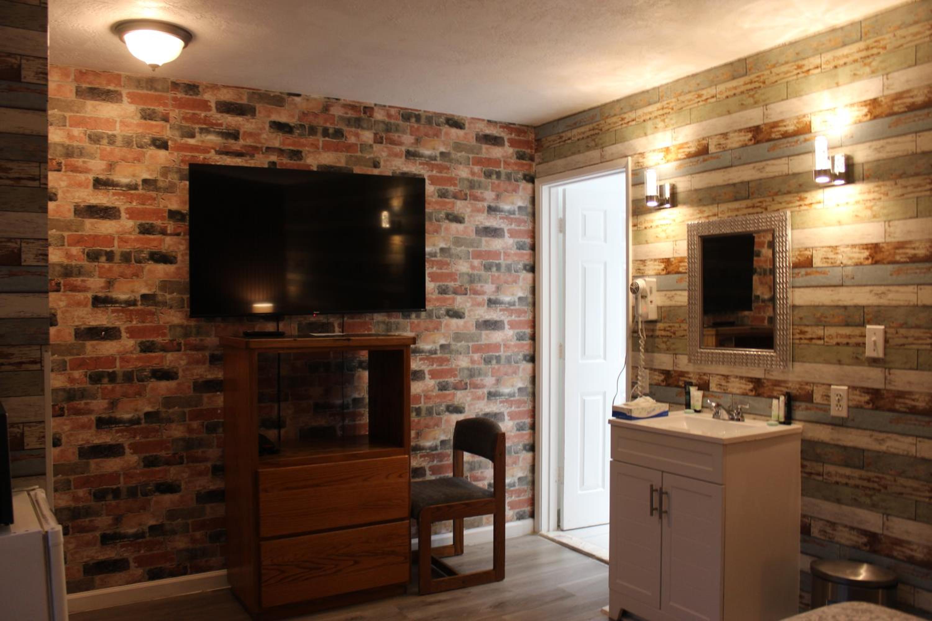 Ashland Vacations - Cedarwood Inn of Ashland - Property Image 151