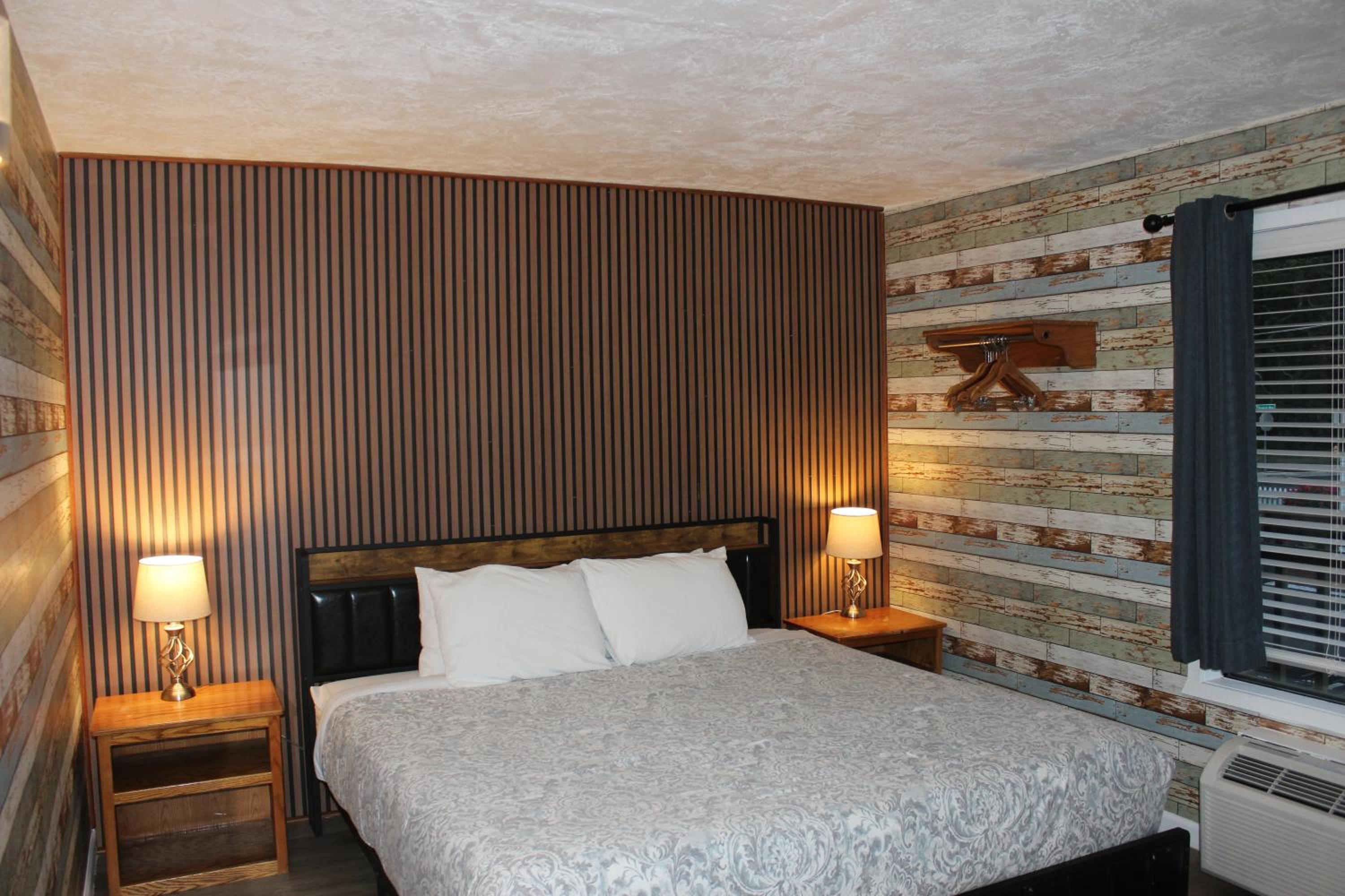 Ashland Vacations - Cedarwood Inn of Ashland - Property Image 153