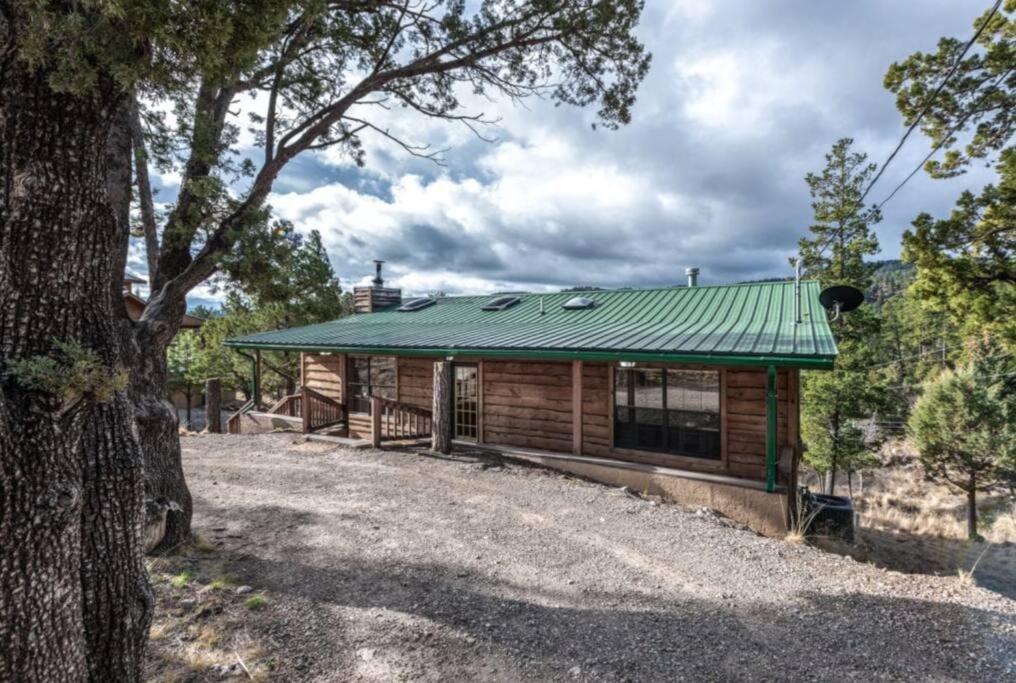 Hotel Hughes, Cabin at Ruidoso, with Forest View - Image 1