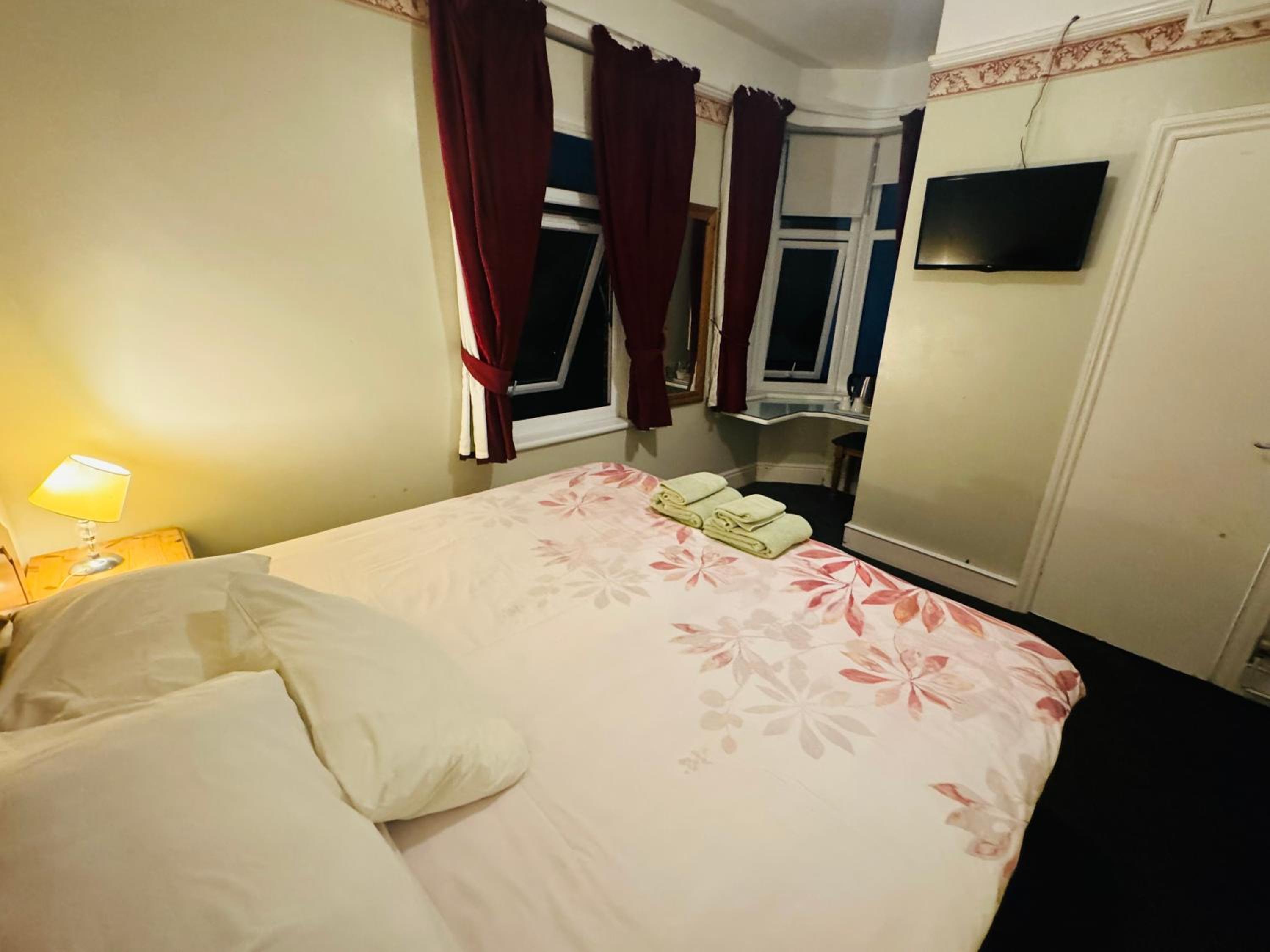 The Bliss 9 Home Stay, En-suite, Self check in with smart lock, Non Smoking Home in and out, Zero tolerance for noise after 11pm view 5