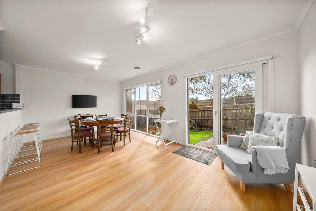 Doncaster East Home walking to shops restaurants