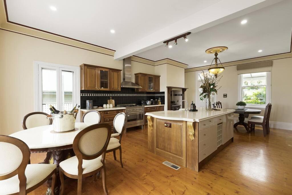 Beautiful Federation Residence for 16 Guests great for wedding functions