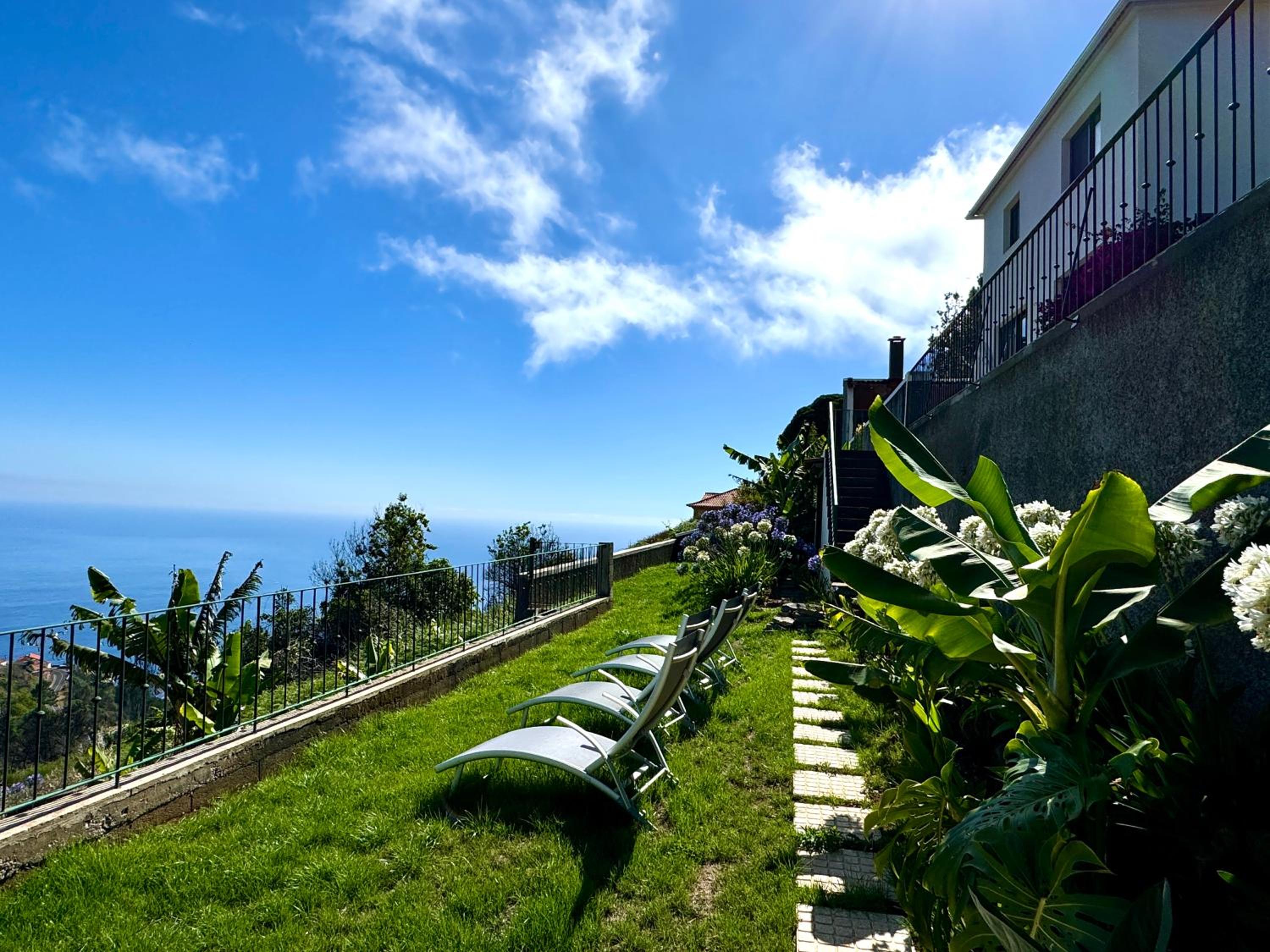 Meerblick - 3-Bett Villa mit Terrassen & Hot-Tub view 2