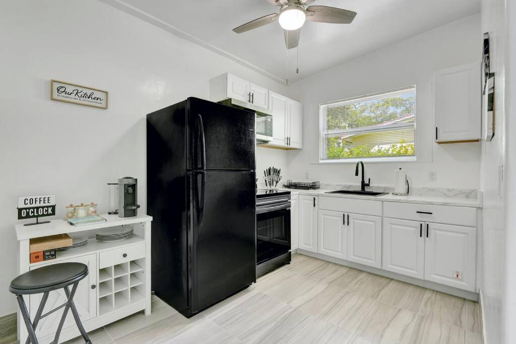 Fort Lauderdale Home near Nightlife and Beach view 4