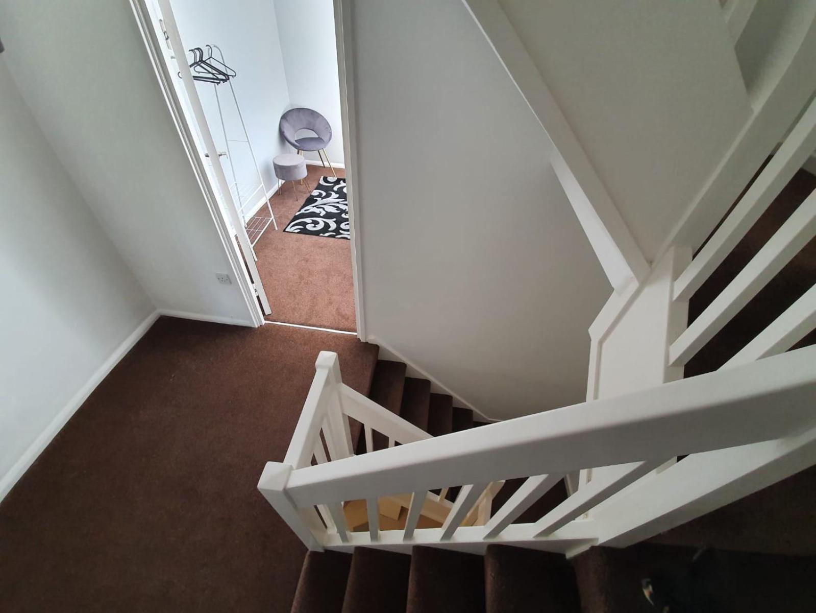Spacious 4 Bedroom Townhouse By LiveStay Short Lets & Serviced Accommodation London With Garden