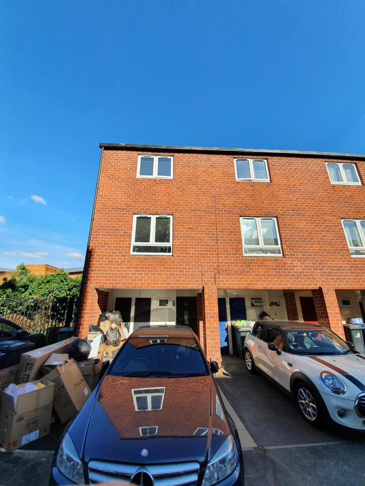 Spacious 4 Bedroom Townhouse By LiveStay Short Lets & Serviced Accommodation London With Garden