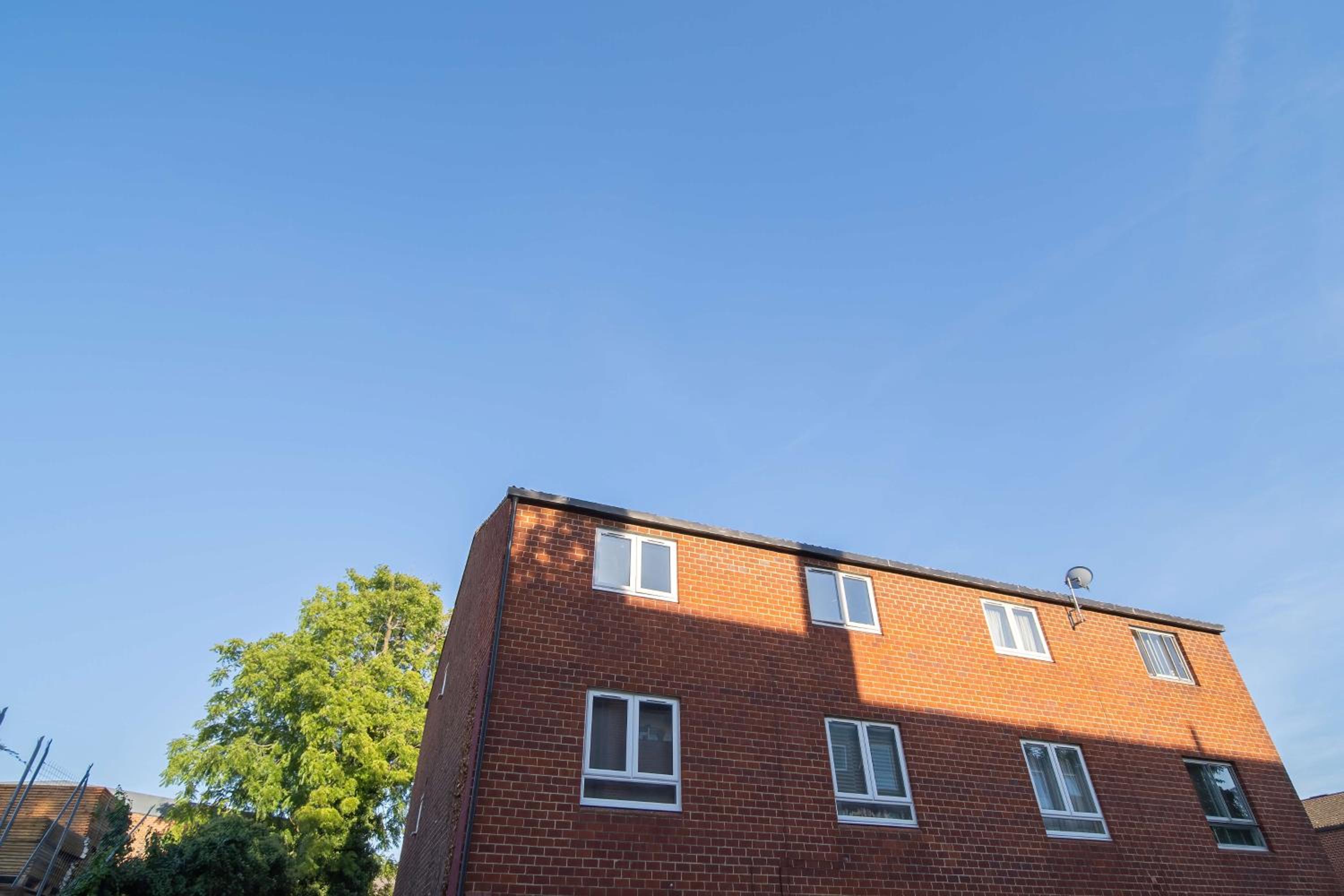 Spacious 4 Bedroom Townhouse By LiveStay Short Lets & Serviced Accommodation London With Garden