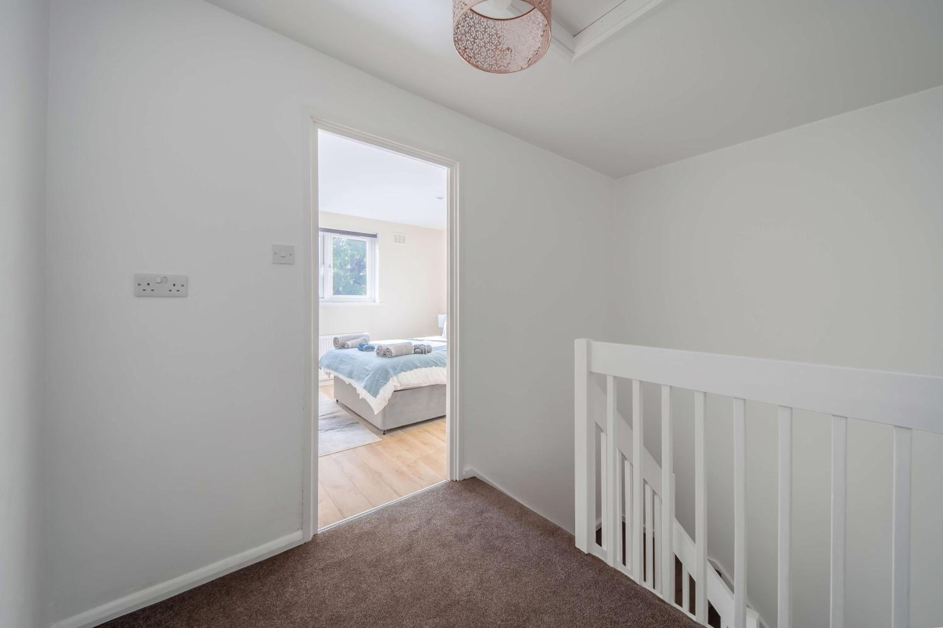 Spacious 4 Bedroom Townhouse By LiveStay Short Lets & Serviced Accommodation London With Garden