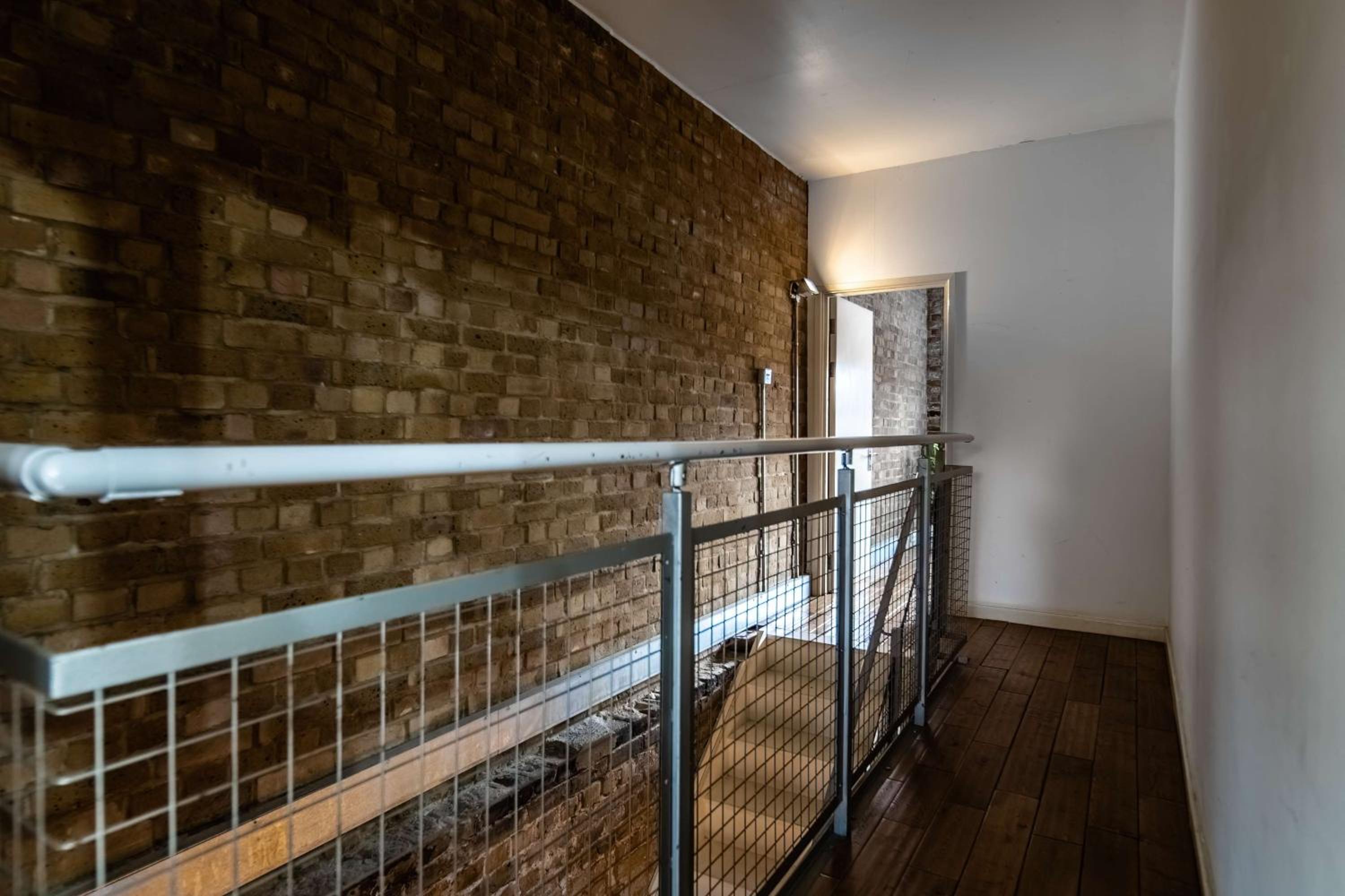Livestay-Fabulous Three Bed Warehouse Conversion Apartment