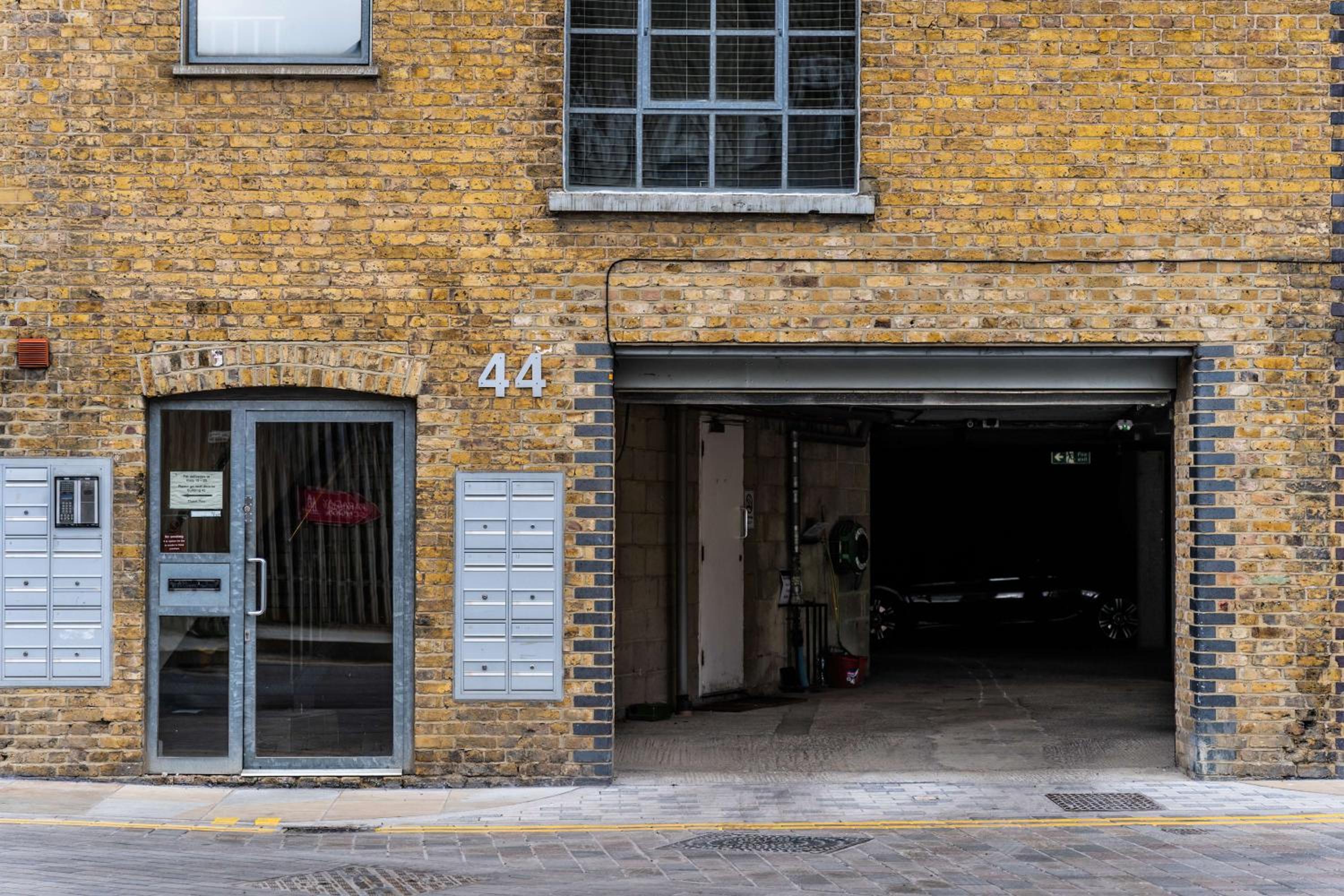 Livestay-Fabulous Three Bed Warehouse Conversion Apartment