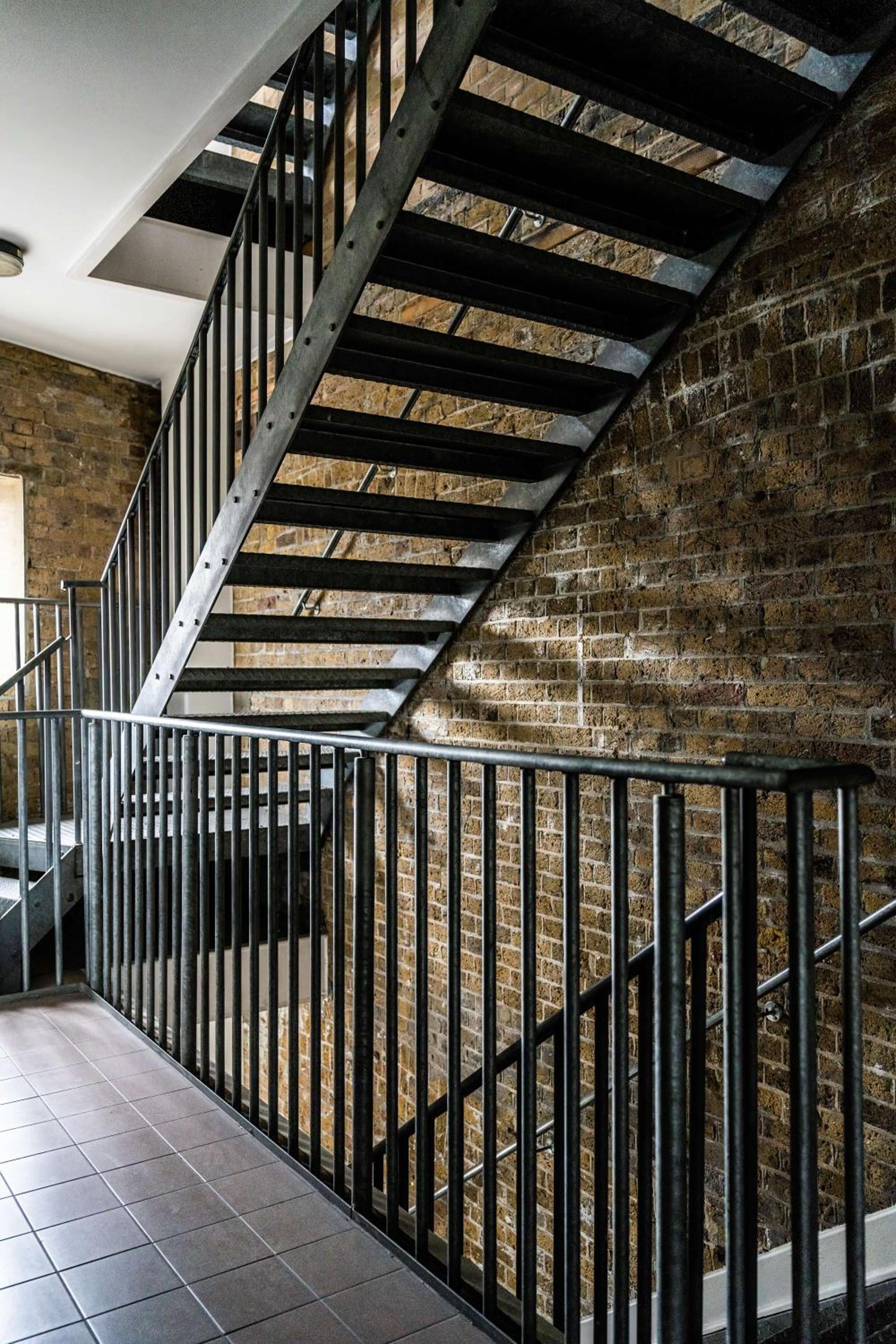 Livestay-Fabulous Three Bed Warehouse Conversion Apartment