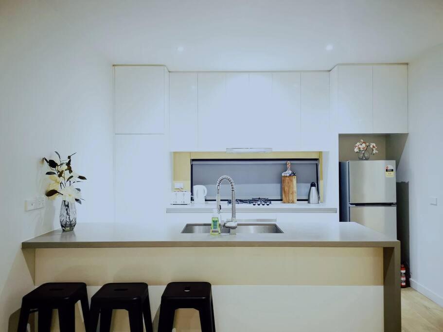 Melbourne Airport Area 3Bedroom House Strathmore Heights
