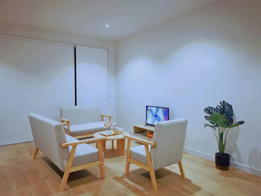 Melbourne Airport Area 3Bedroom House Strathmore Heights