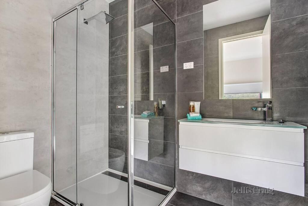 Melbourne Airport Area 3Bedroom House Strathmore Heights