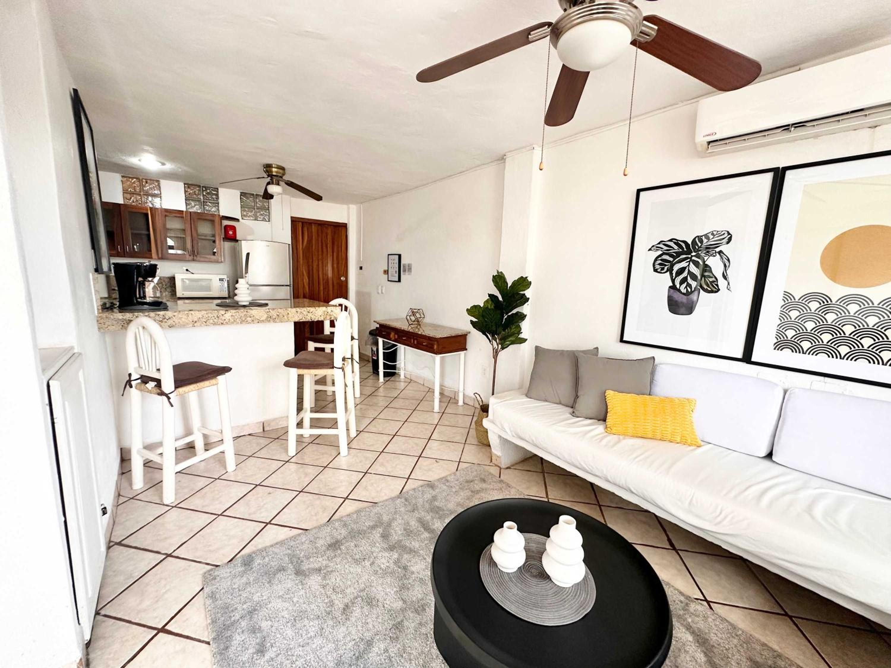 Stylish 1BR Suite - 1 block away from the beach view 4