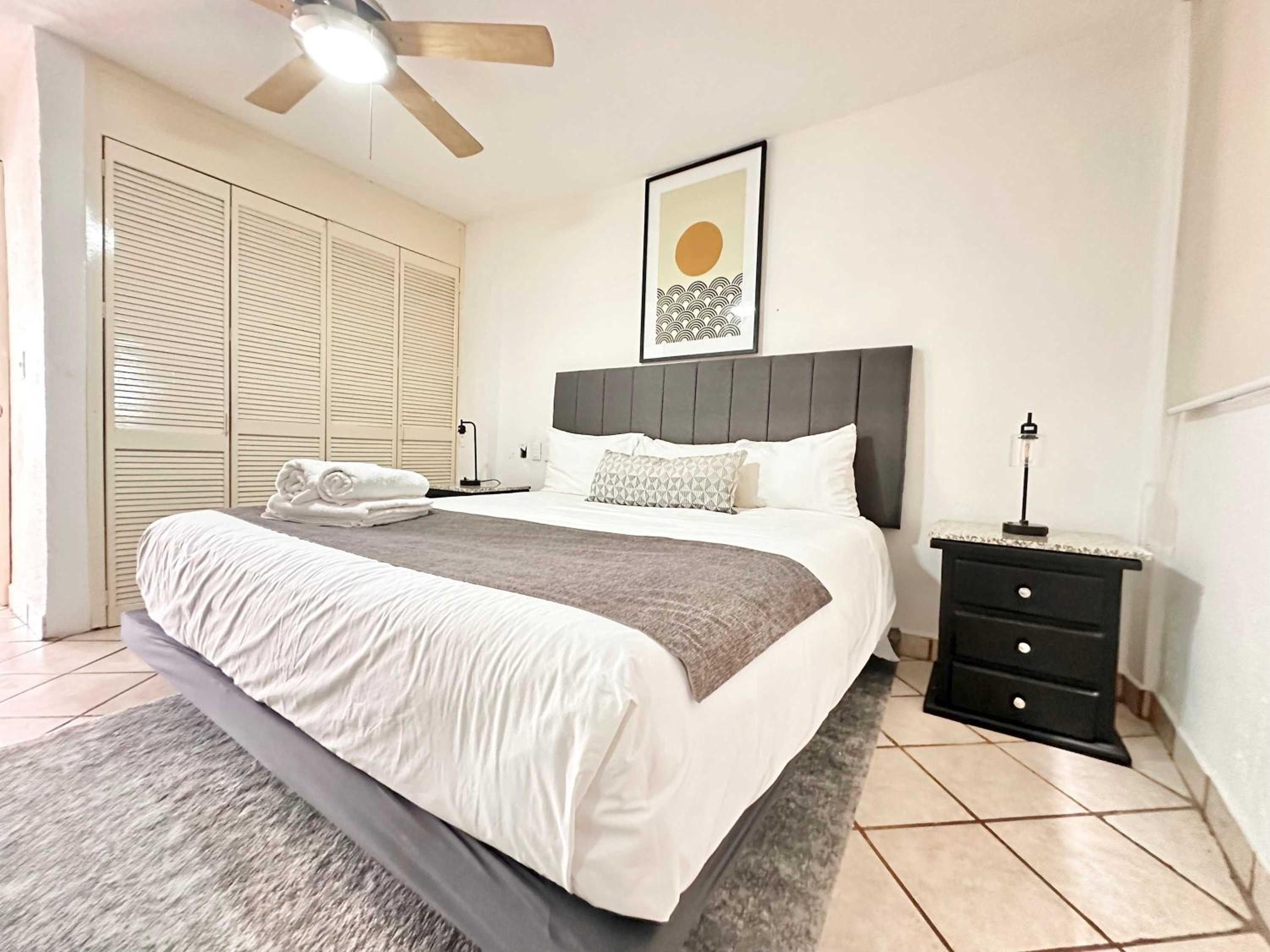 Stylish 1BR Suite - 1 block away from the beach view 5