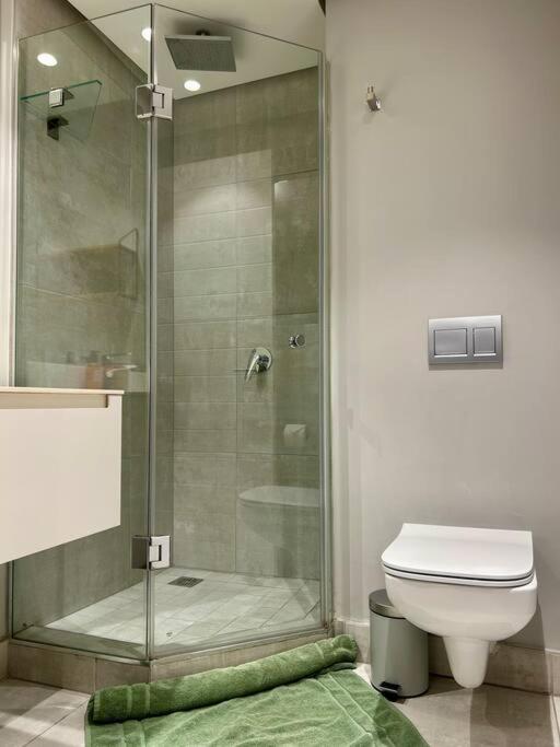 Modern 14th floor Apt with Balcony & Mountain Views at 16onBree view 5