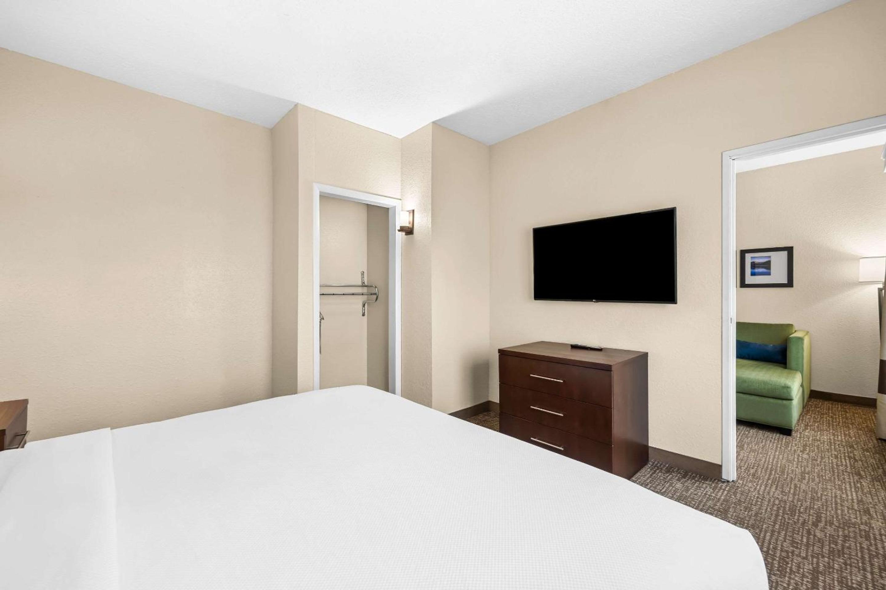 Pueblo Vacations - Comfort Inn  Suites Pueblo - Property Image 1