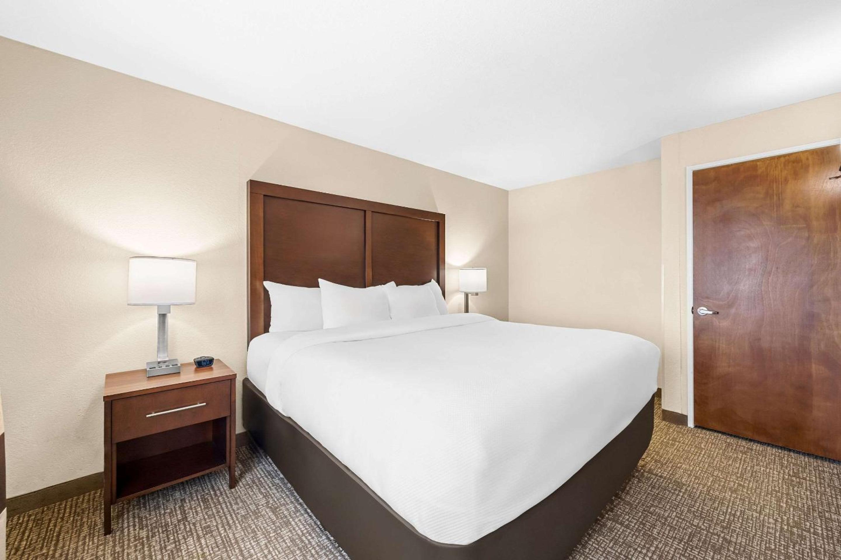 Pueblo Vacations - Comfort Inn  Suites Pueblo - Property Image 9
