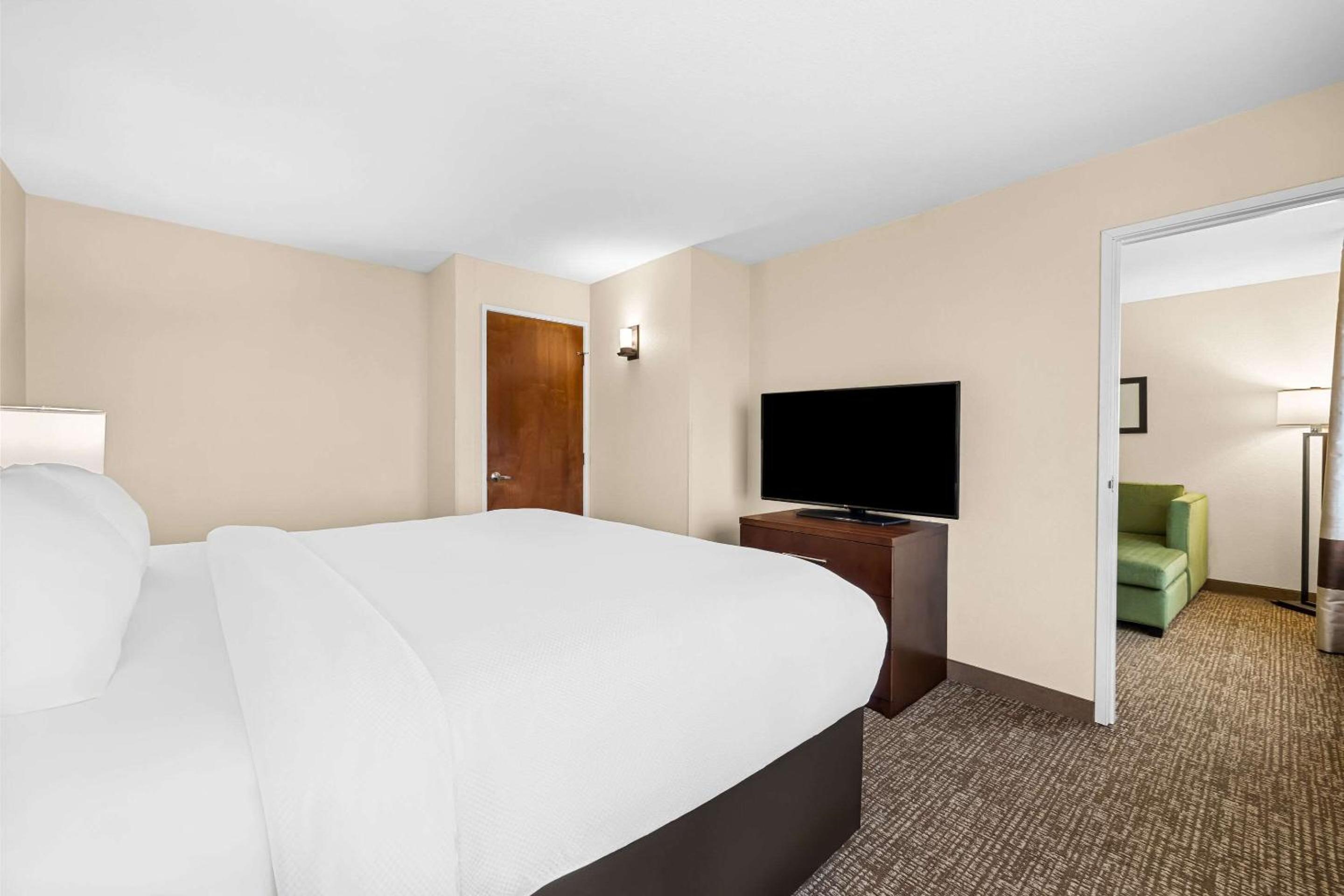 Pueblo Vacations - Comfort Inn  Suites Pueblo - Property Image 8