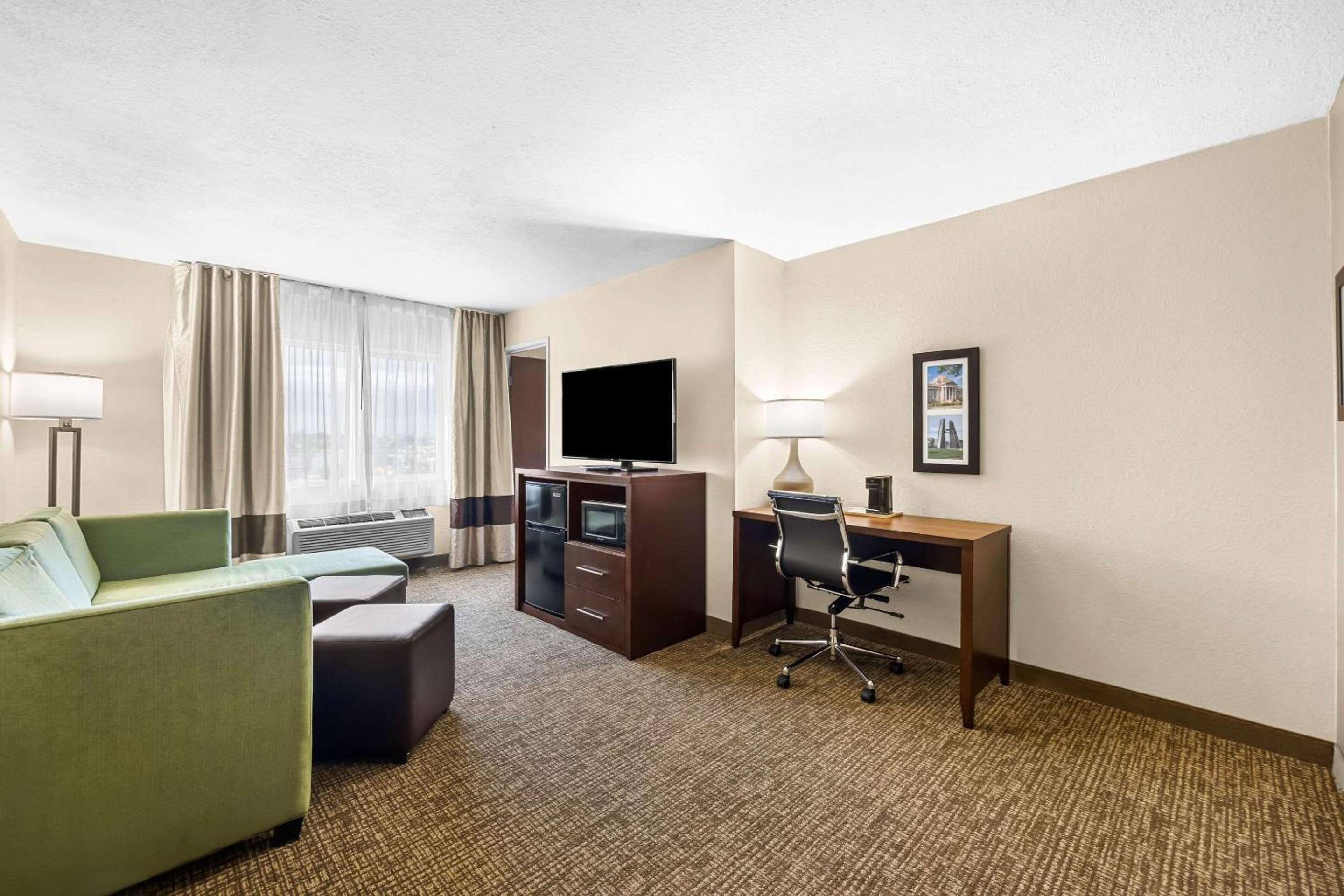 Pueblo Vacations - Comfort Inn  Suites Pueblo - Property Image 7
