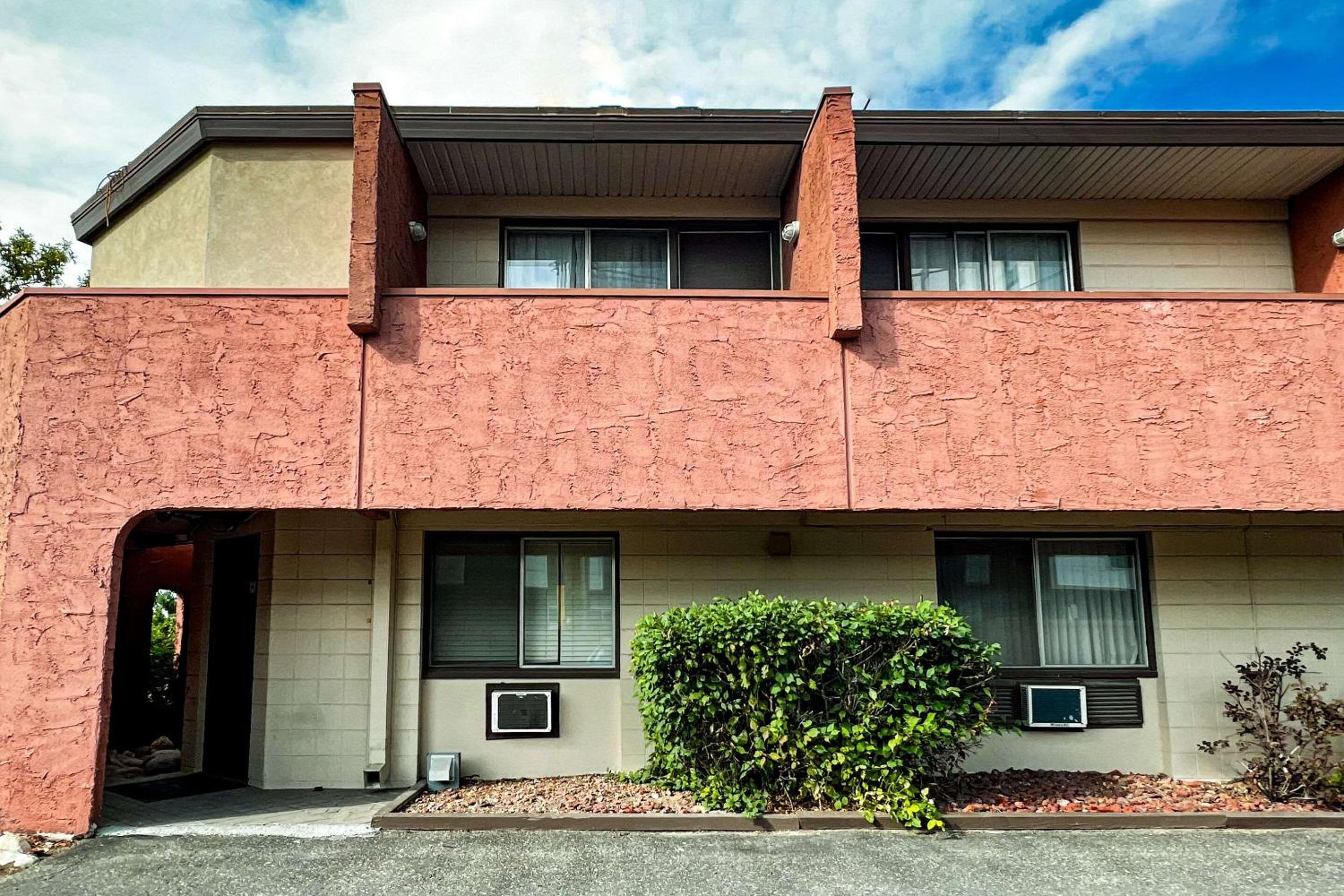 Econo Lodge Motel Village - Image 2