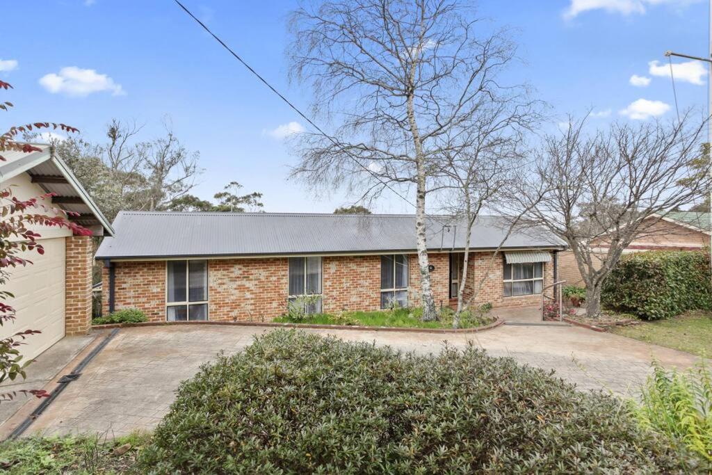 Azimuth - Spacious Family Retreat with City Views