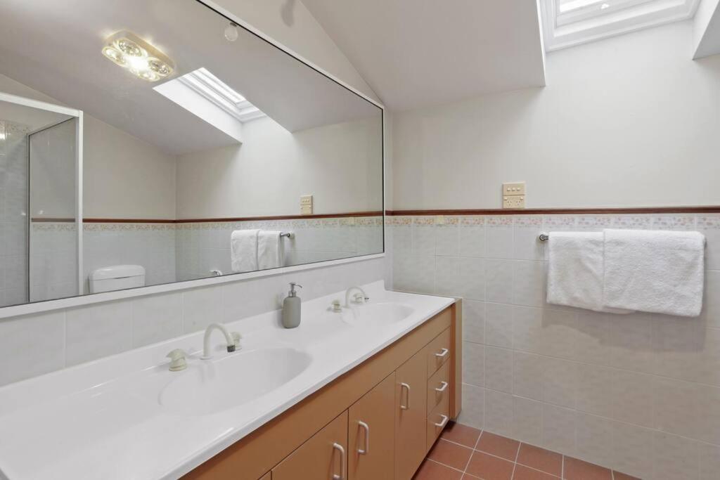 Azimuth - Spacious Family Retreat with City Views